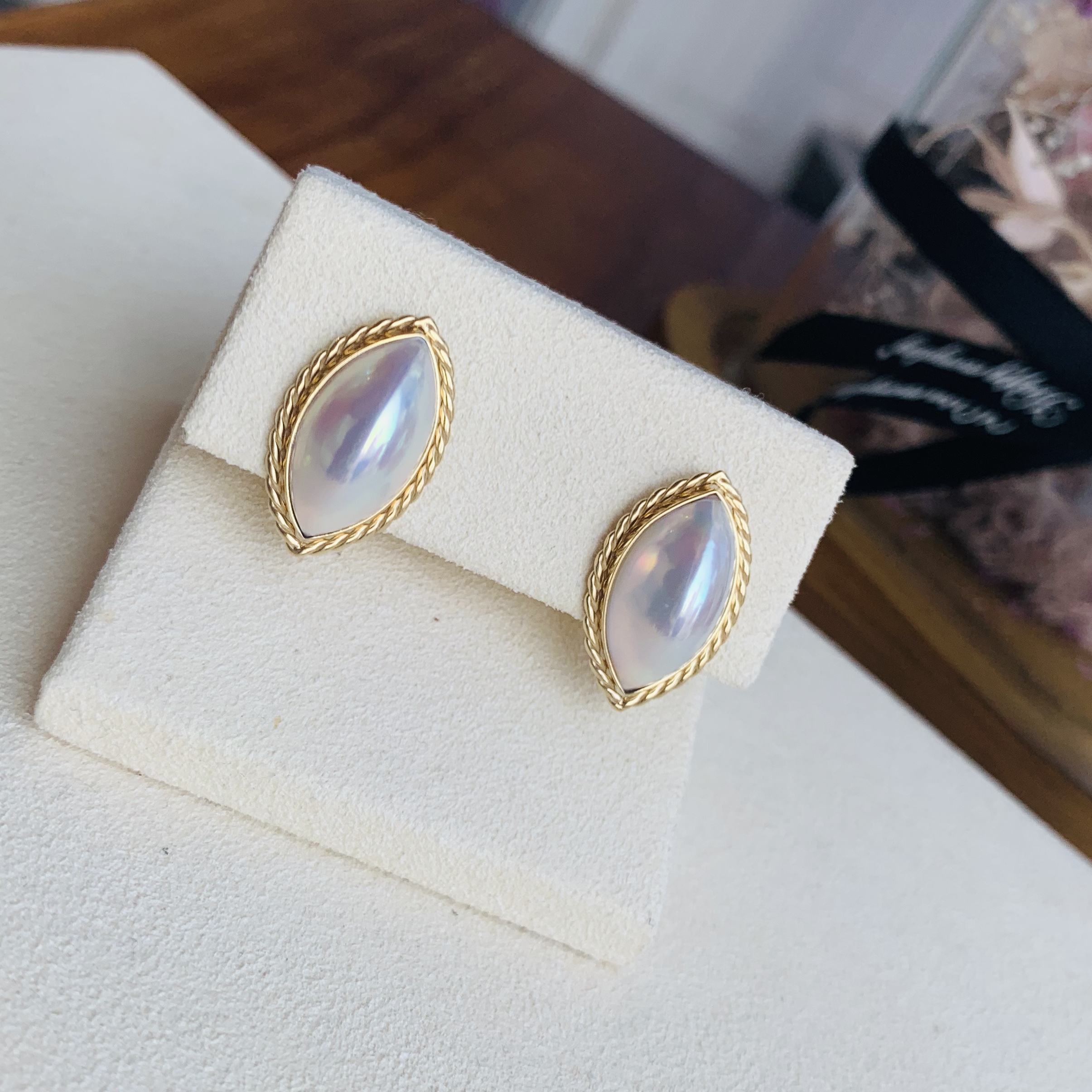 18K金日本稀有極光白色馬貝珠耳環 - 馬眼形