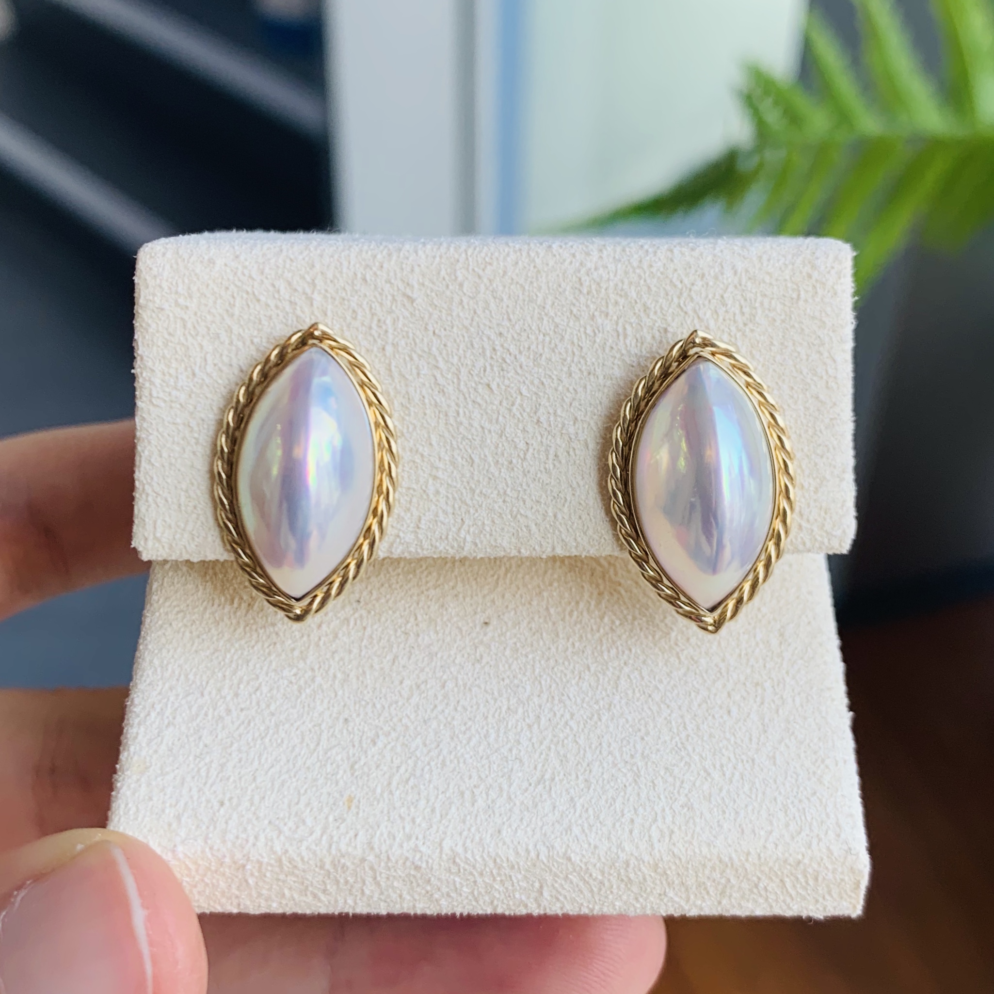 18K金日本稀有極光白色馬貝珠耳環 - 馬眼形