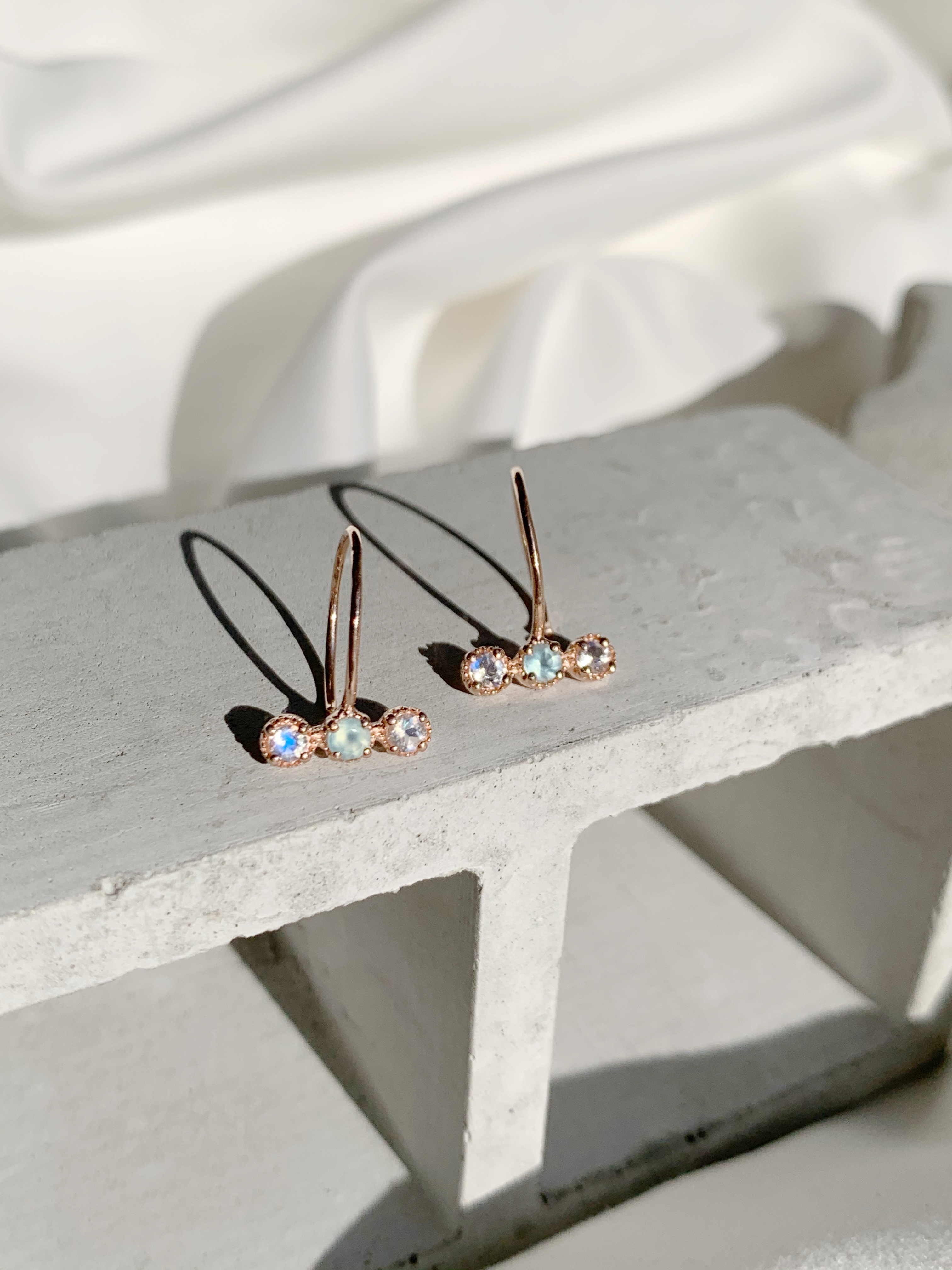 三顆透藍小寶石耳勾