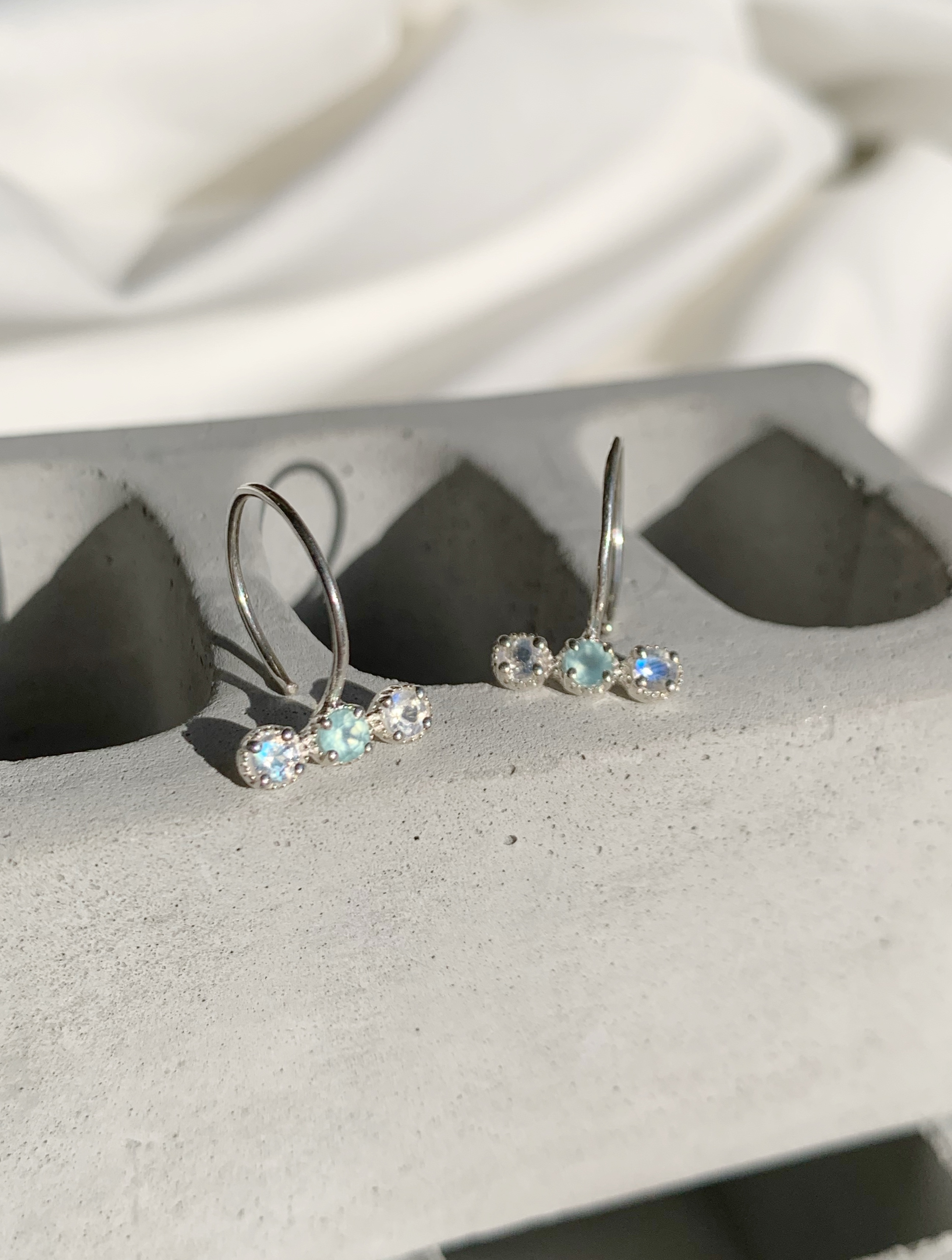 三顆透藍小寶石耳勾