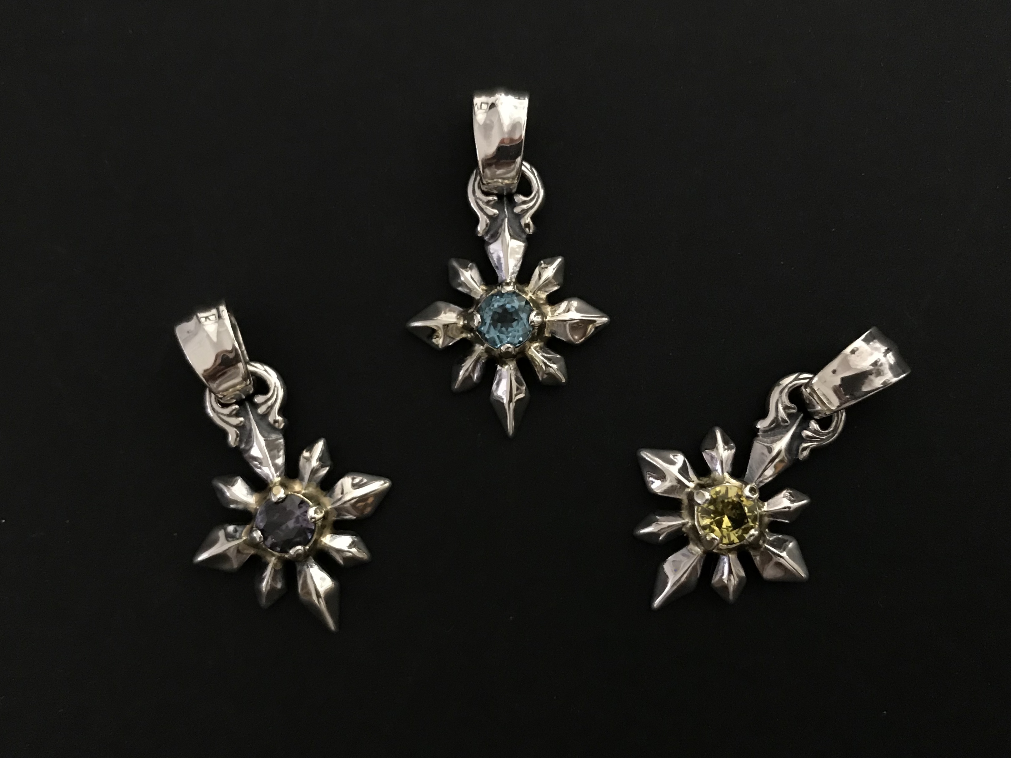 C340 中星吊飾帶石頭和 18K 石托