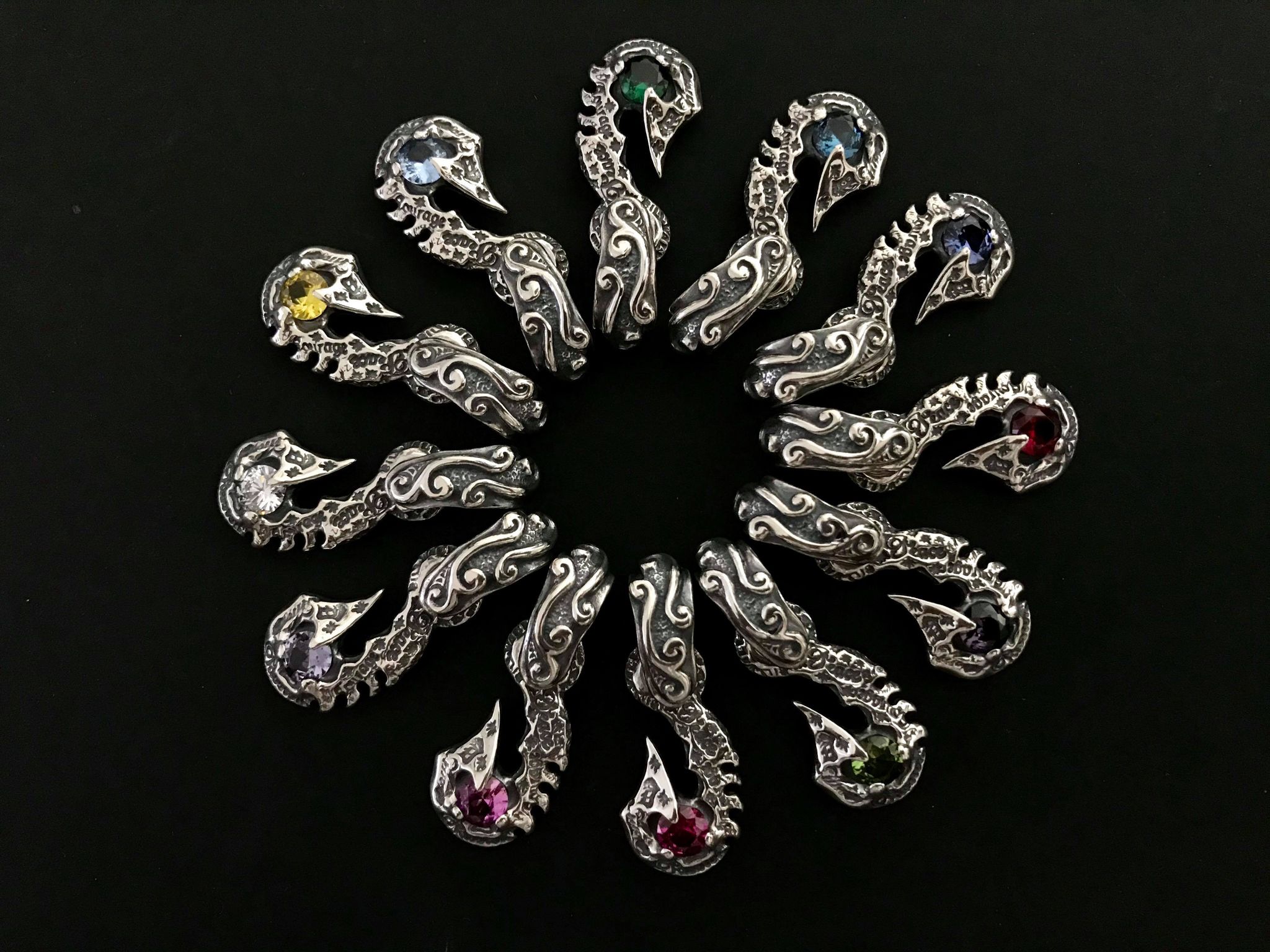 C369 塗鴉魚鉤大波浪帶寶石吊飾