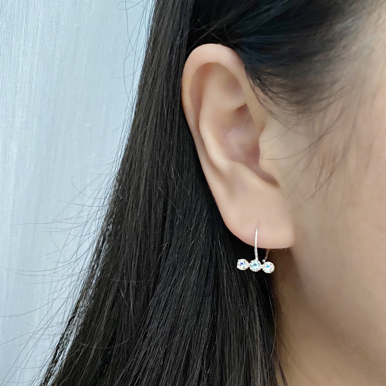 三顆透藍小寶石耳勾