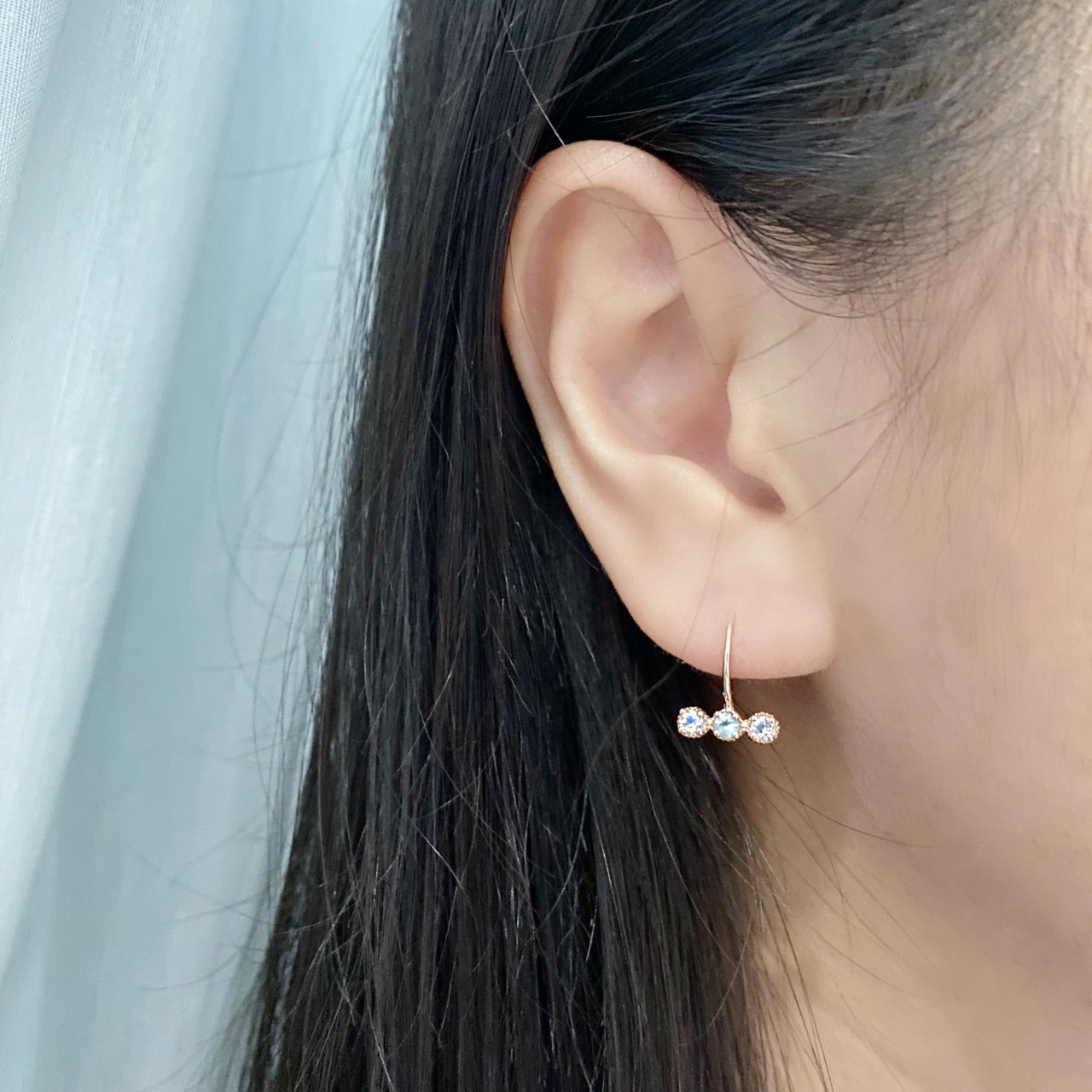 三顆透藍小寶石耳勾