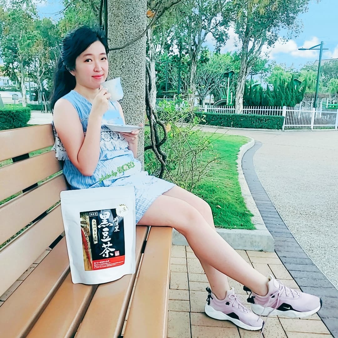 黑豆有助上奶~ 奶水不足。追奶會追到想喊。坐月既炒米茶更加入黑豆更有調理，改善血液循環，防止脫髮和減少白髮既功效~~~ 自此之後信義妹就養成有食黑豆和飲黑豆茶的習慣~ 但自從小立出世後，照顧兩個都頭都暈埋。仲邊有時間自己炒黑豆煲茶整零食呀