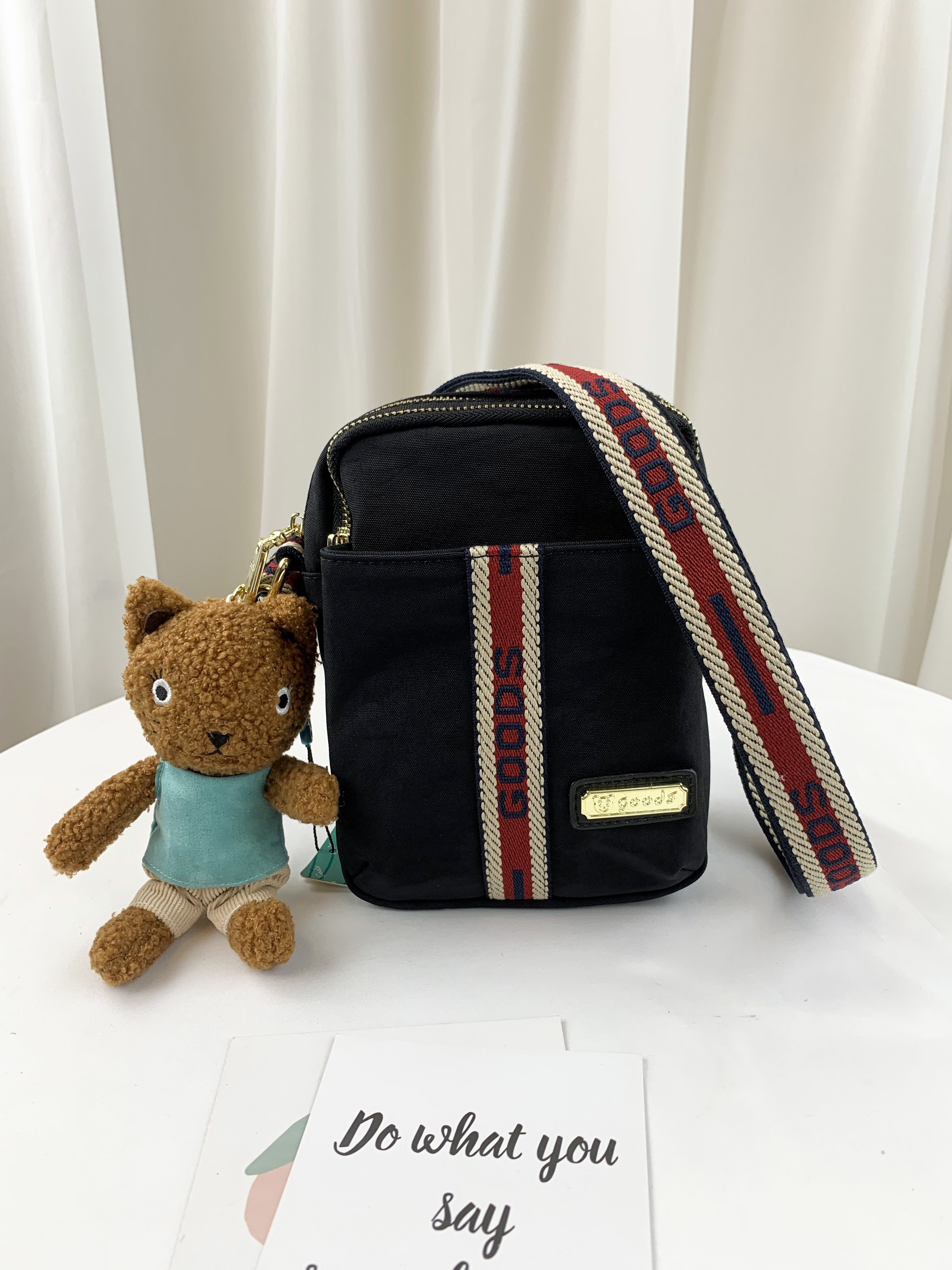 GOODS 織帶黑 水洗紋防潑水側背包 / 手機袋 附小熊吊飾 #2499