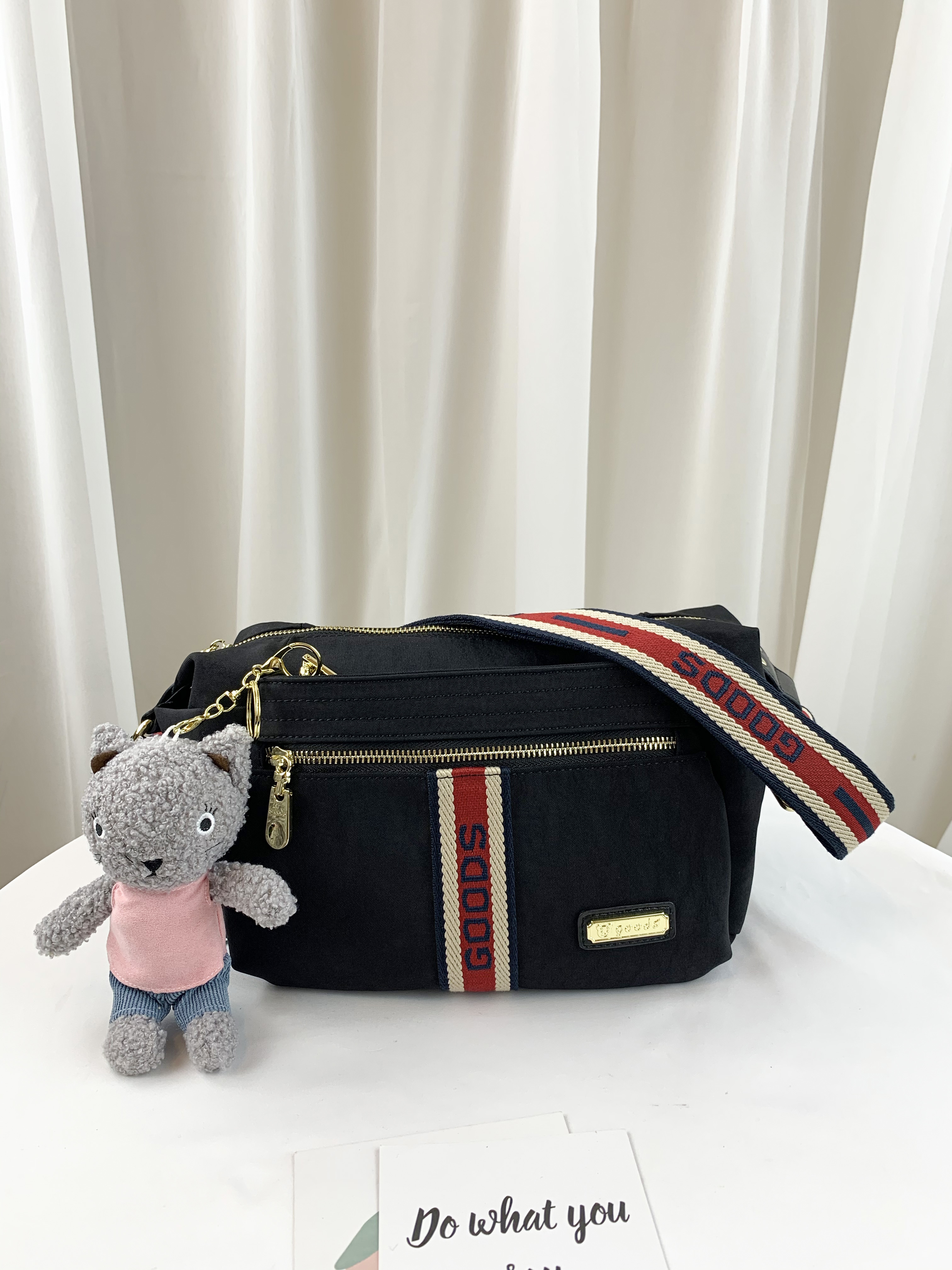 GOODS 織帶黑 水洗紋防潑水側背包 附小熊吊飾  #2617