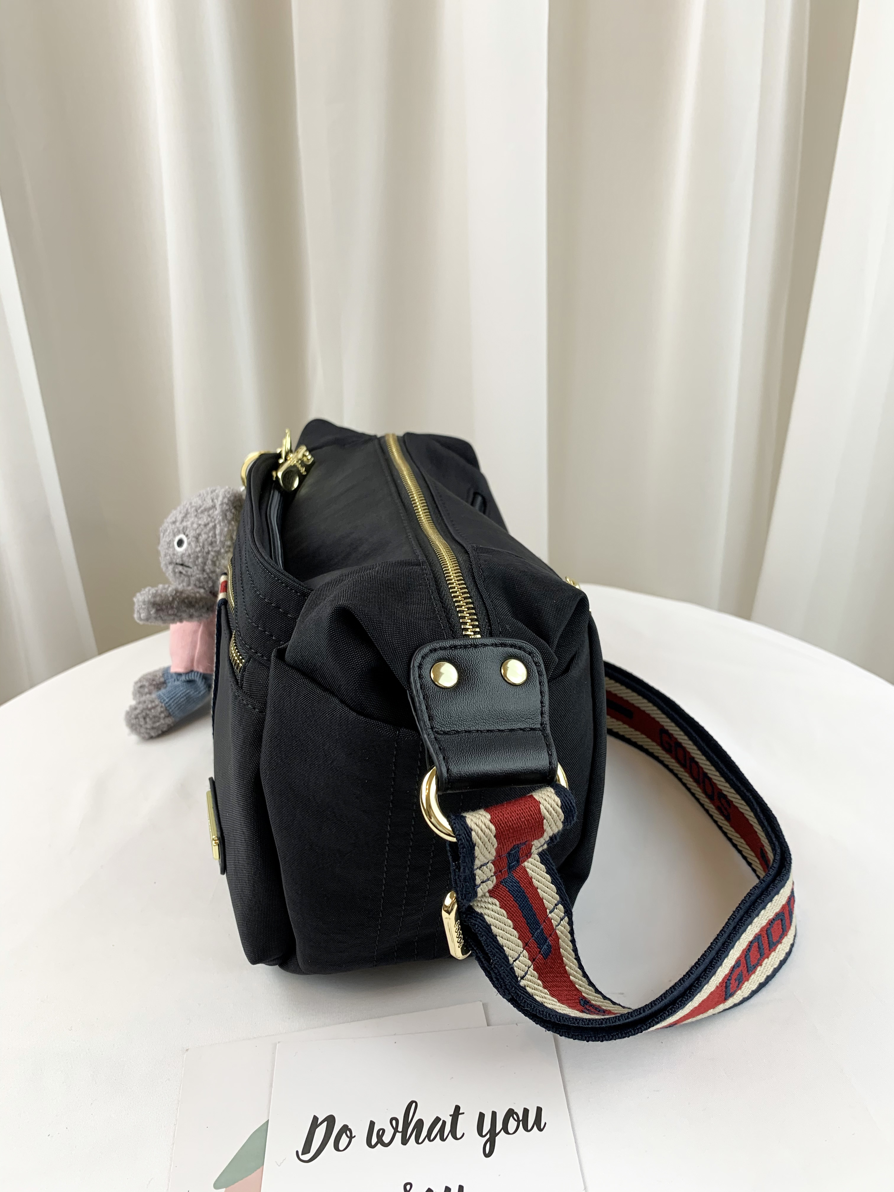 GOODS 織帶黑 水洗紋防潑水側背包 附小熊吊飾  #2617