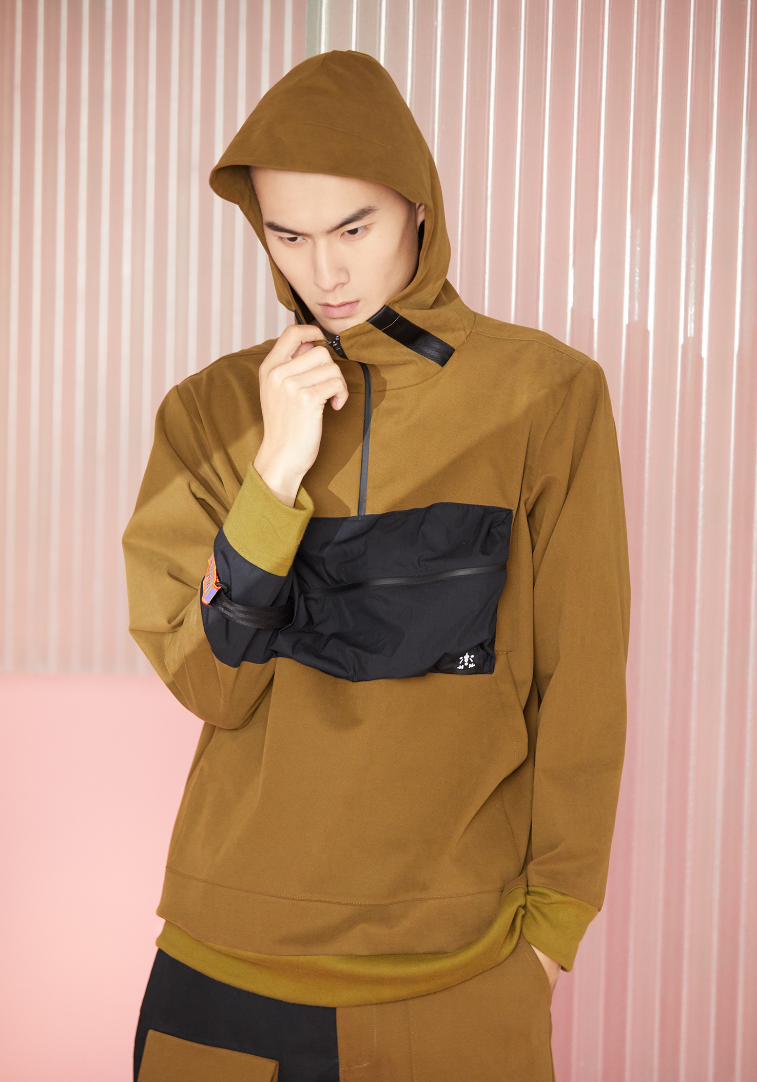 連帽防潑水大口袋上衣 - 橄欖綠