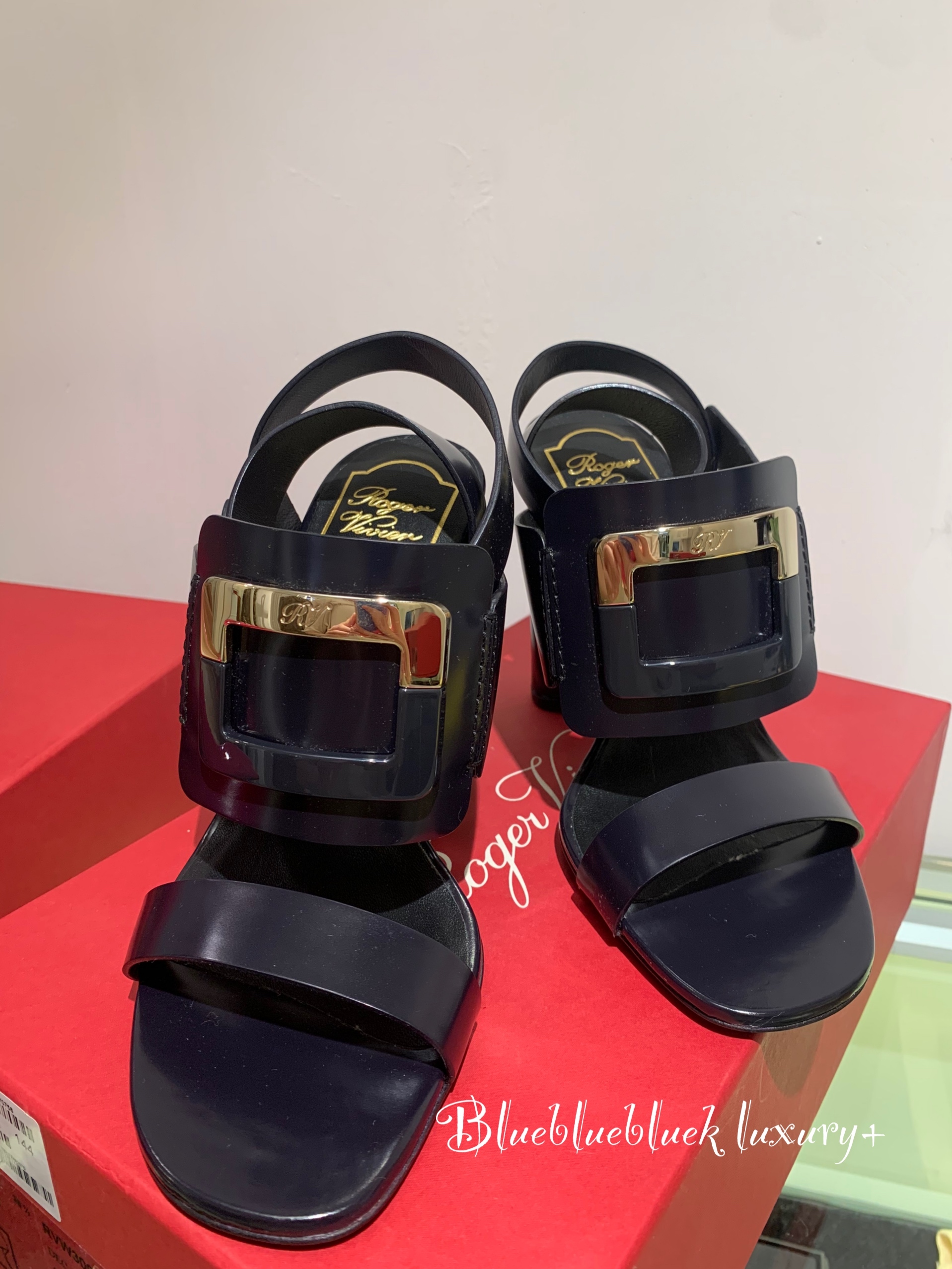 Roger Viver黑色淡金扣粗跟鞋