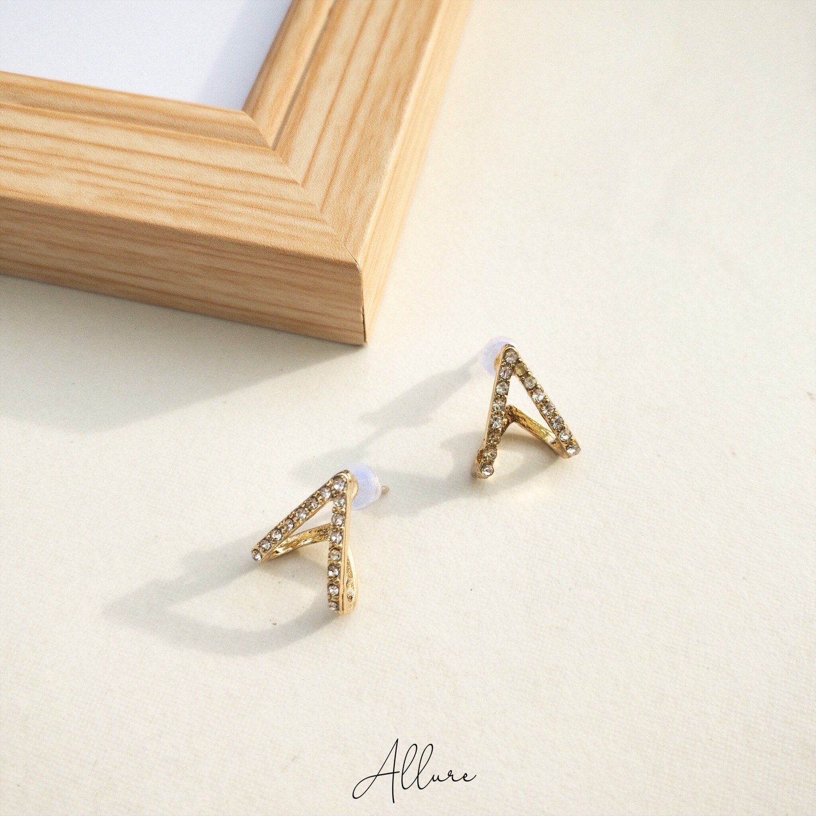 肆玥xAllure三角鑲鑽耳環