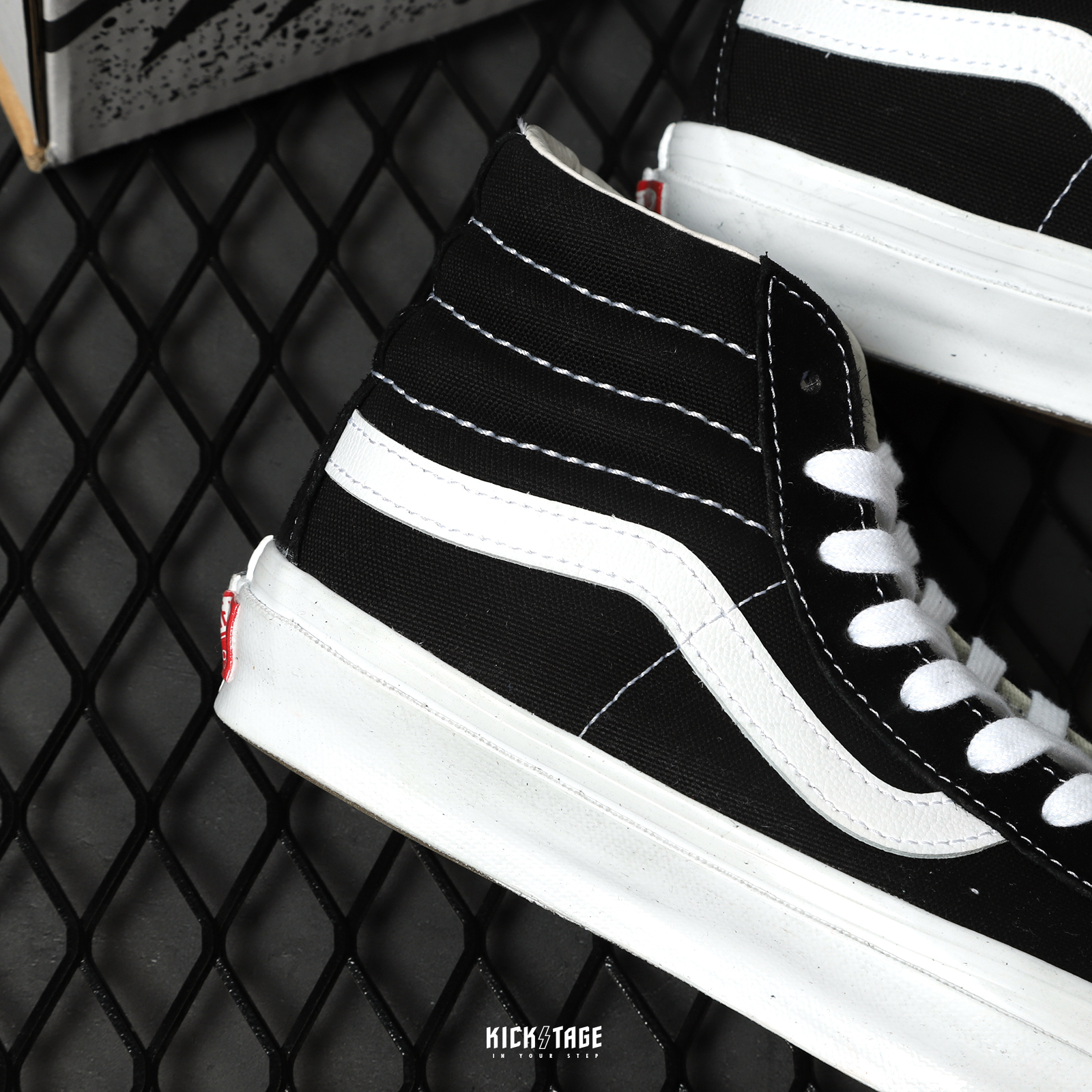 男女鞋VANS VAULT OG SK8-HI LX 黑白高筒休閒鞋【VN0A4BVBOIU】