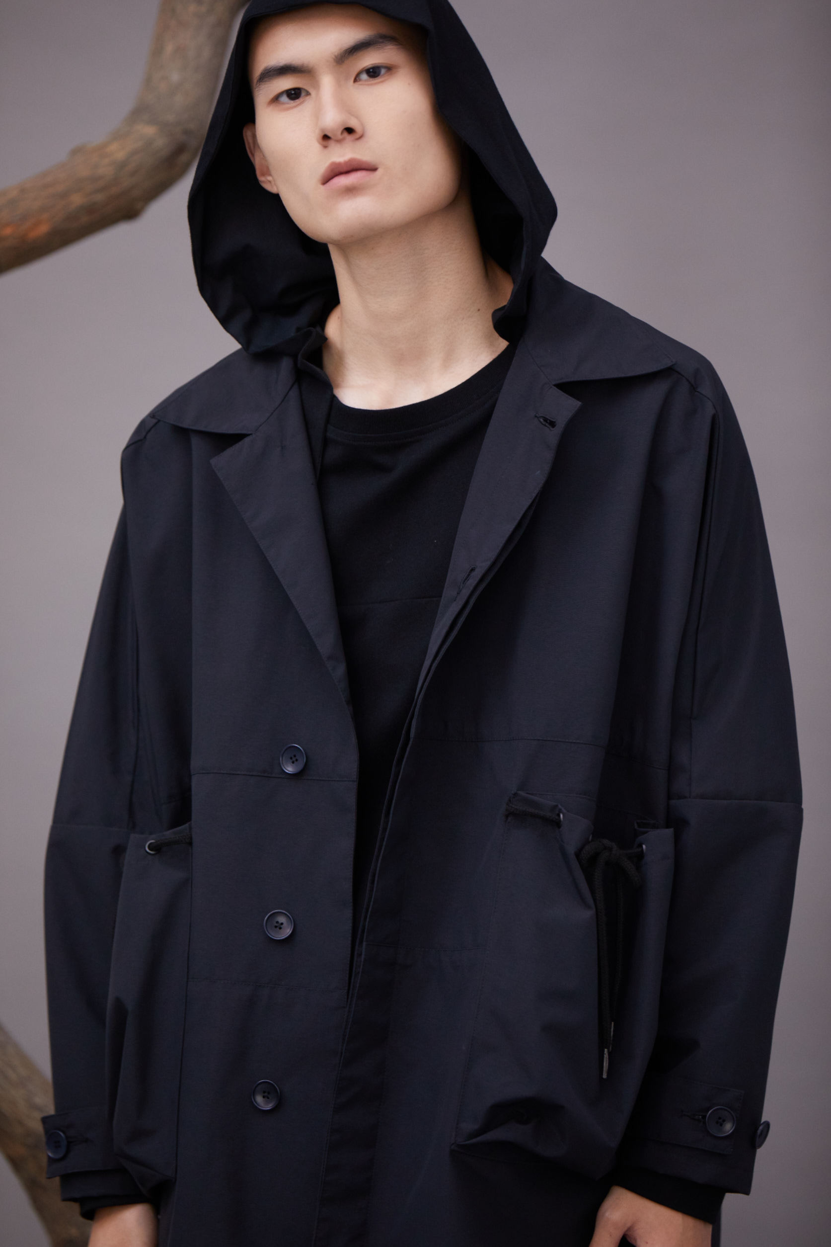 抽繩口袋風衣 - 黑