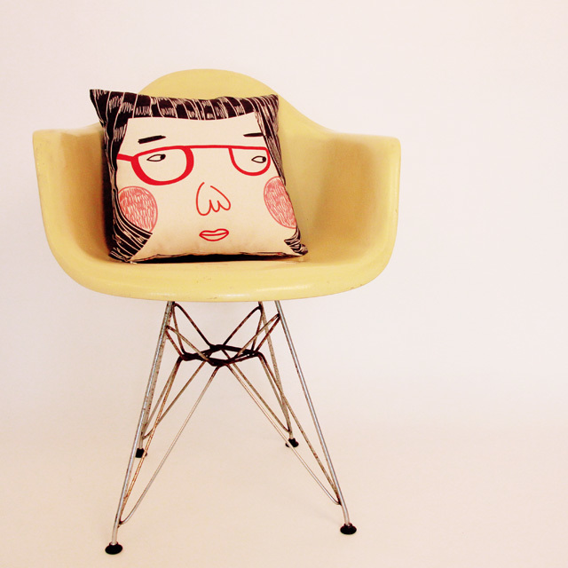 紅鏡框女孩好家在抱枕套(含枕心)