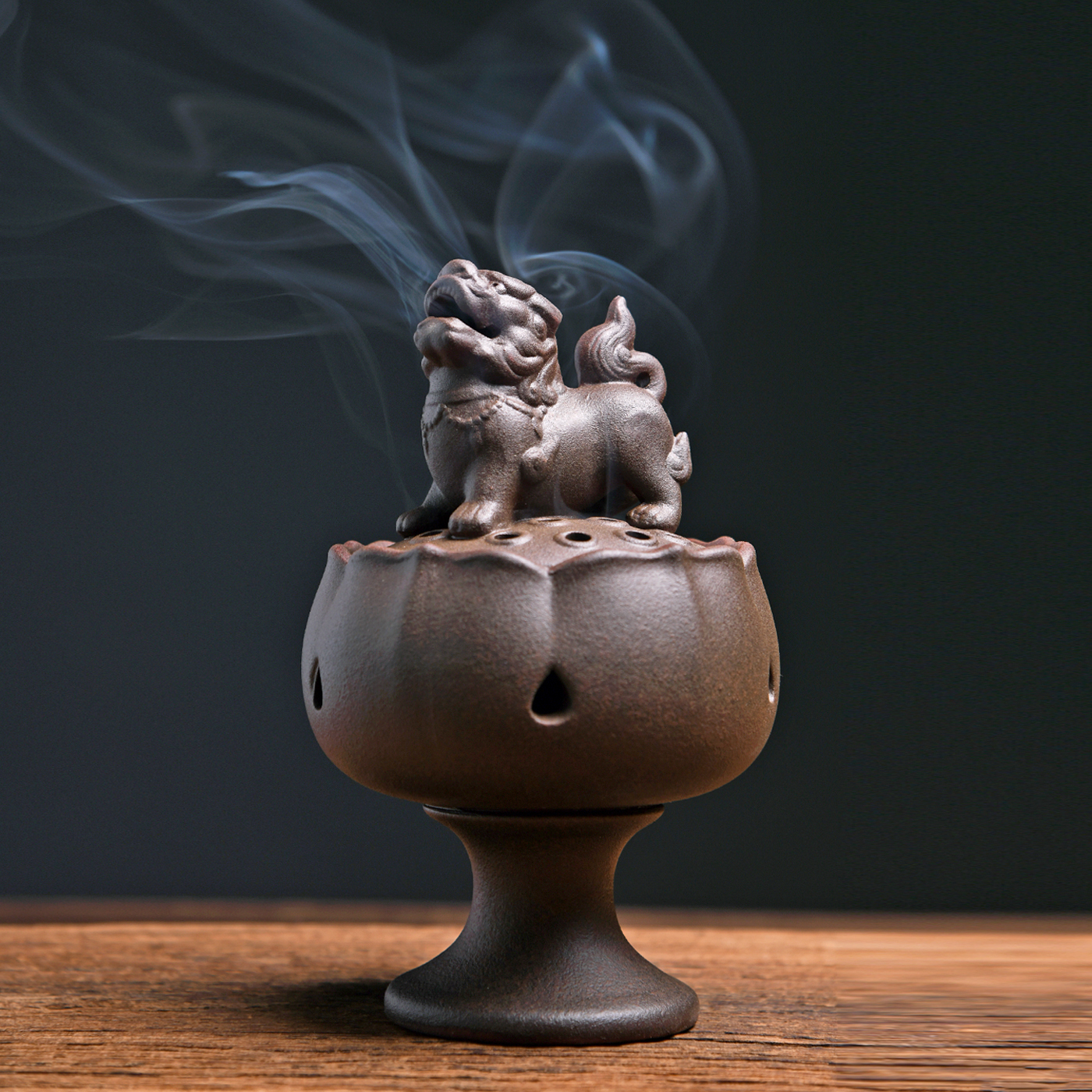 趙誠主　造　耳付　茶入　宝林陶苑 Lot - A ZISHA TEAPOT,WITH ZHU NI MARK ,MIDDLE QING 清中期.孟臣款朱