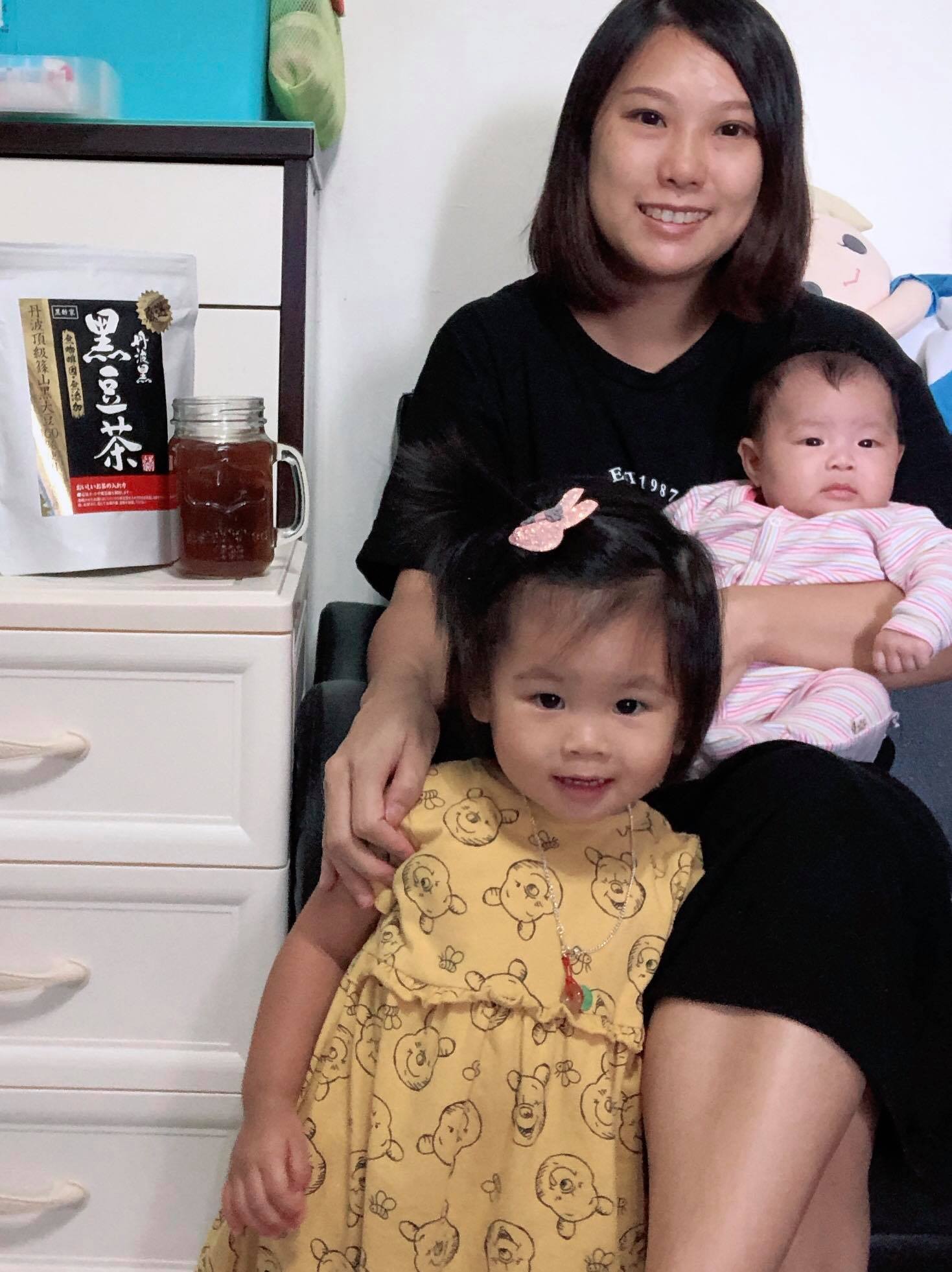 母乳媽媽最煩惱既一定係唔夠母乳比寶寶， 每日不停埋身、泵奶、飲上奶湯水變身例行公事！  之前係媽媽谷度見到話黑豆茶都幫到手增加奶量； 而且對產後既媽媽有好多好好既功效， 我就即刻買返黎試試～～