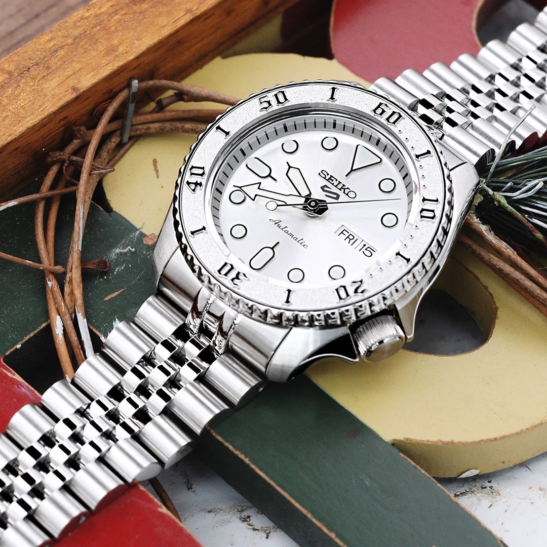 萬年鐘錶 - 太空人錶帶 SEIKO 5 SPORTS  專用錶帶    銀色實心五株不鏽鋼錶帶  ( 新款5號 S型 LOGO專用 )  SS221820B117