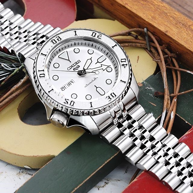 萬年鐘錶 - 太空人錶帶 SEIKO 5 SPORTS  專用錶帶    銀色實心五株不鏽鋼錶帶  ( 新款5號 S型 LOGO專用 )  SS221820B117