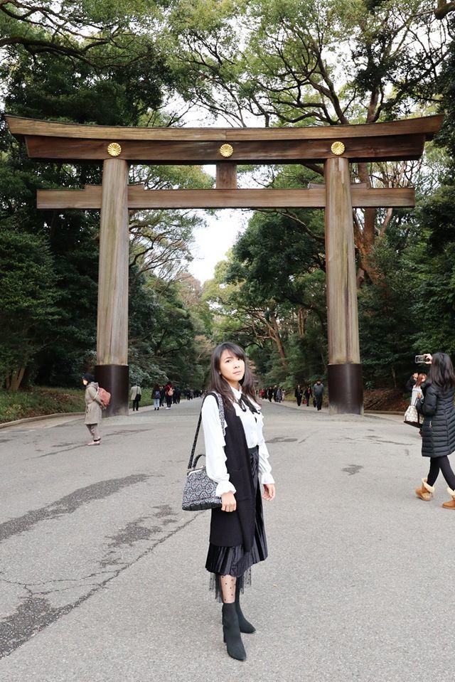 女性穿著O-LIWAY長版針織背心，展現秋冬簡約俐落造型