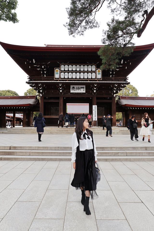 針織背心多層次穿搭範例：模特兒以白襯衫與及膝裙,搭配O-LIWAY長版開襟背心