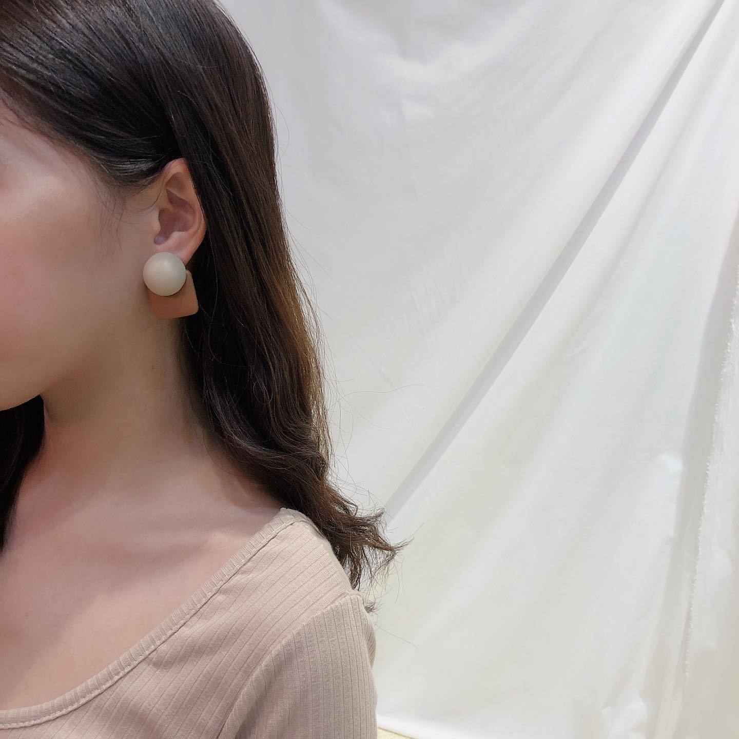 皮鈕扣。鋼針耳環