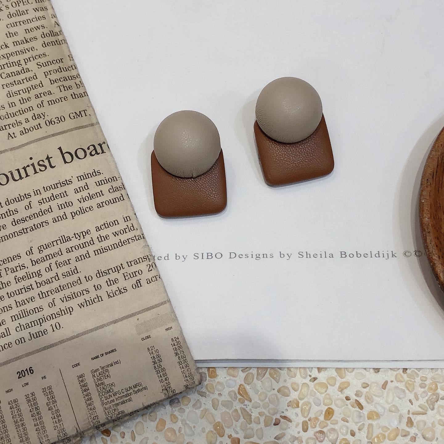 皮鈕扣。鋼針耳環