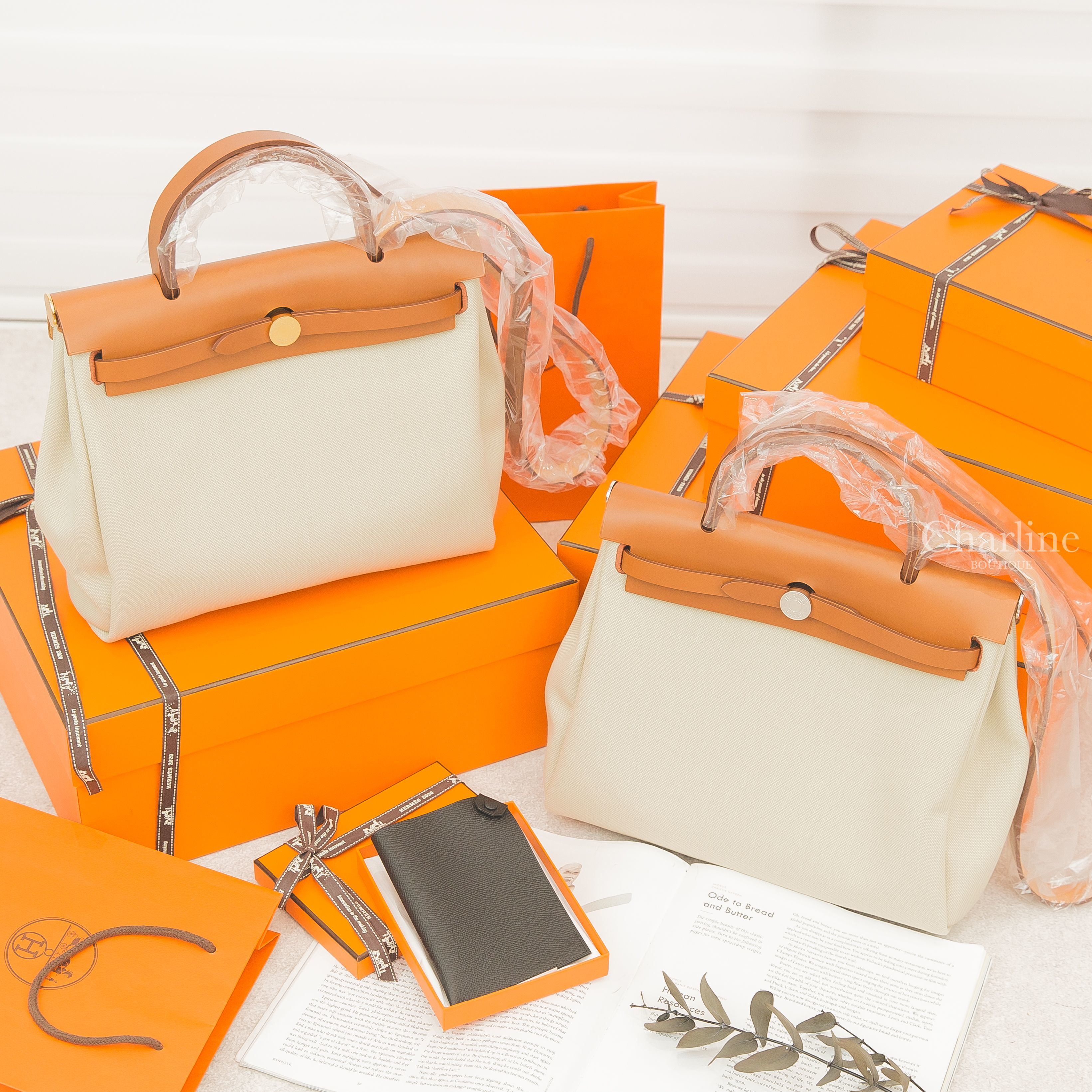 Hermès Herbag 8L Beton 冰川灰金釦手提肩背包,Hermès Herbag 8L Beton 冰川灰銀釦手提肩背包,Hermès Tarmac Passport 黑色黑釦護照夾-Charline Boutique 精品代購