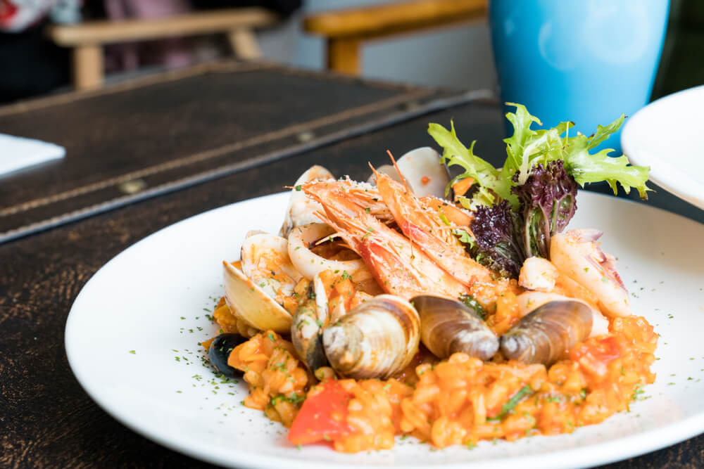 平底鑄鐵鍋料理:番茄羅勒海鮮燉飯