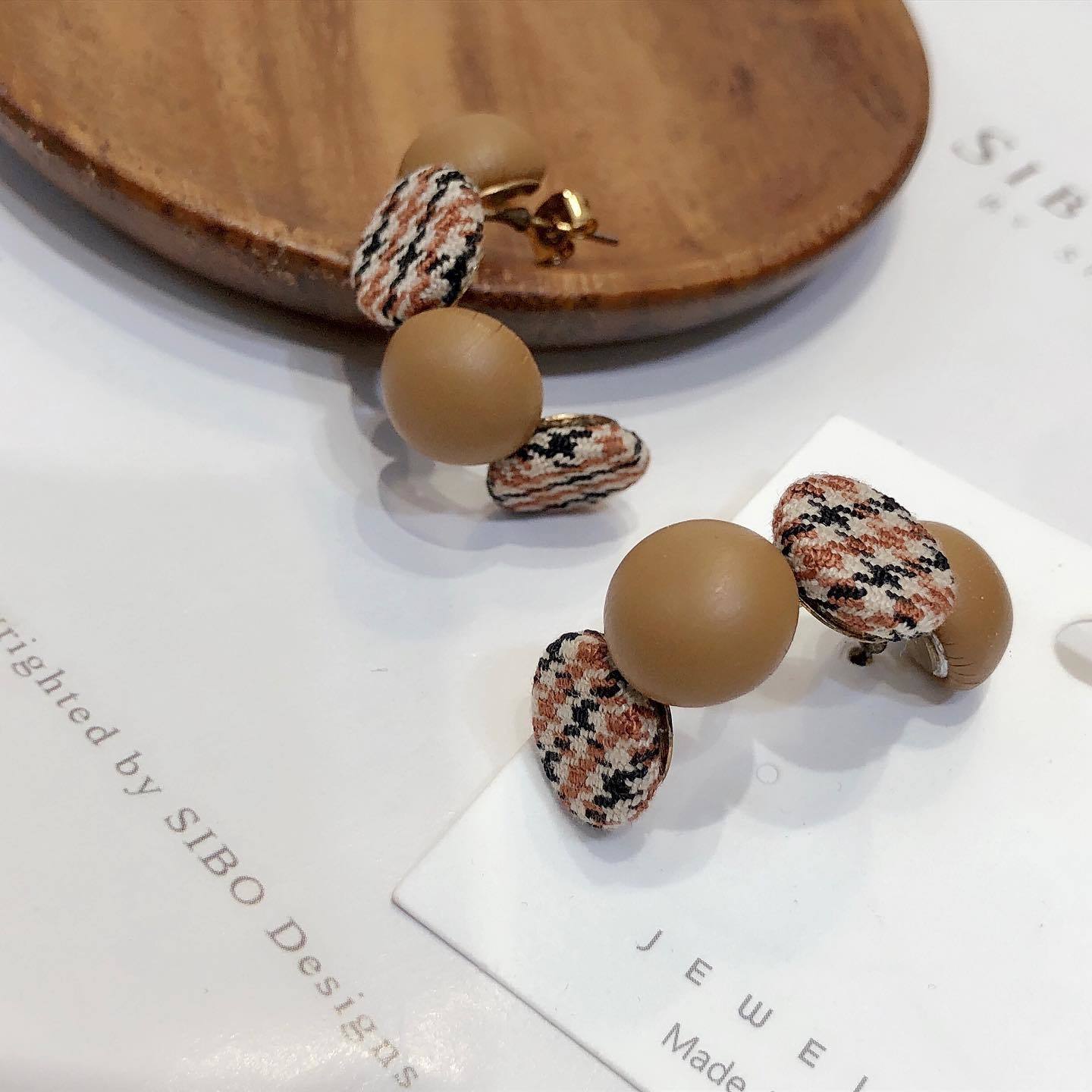 巴黎女孩。鋼針耳環