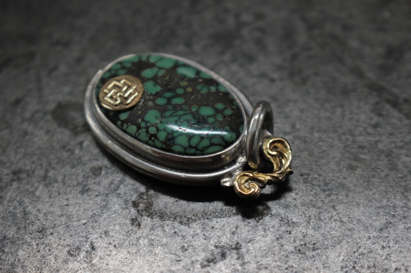 SE-794老孔雀綠松石/K18LC/K18捲軸吊墜