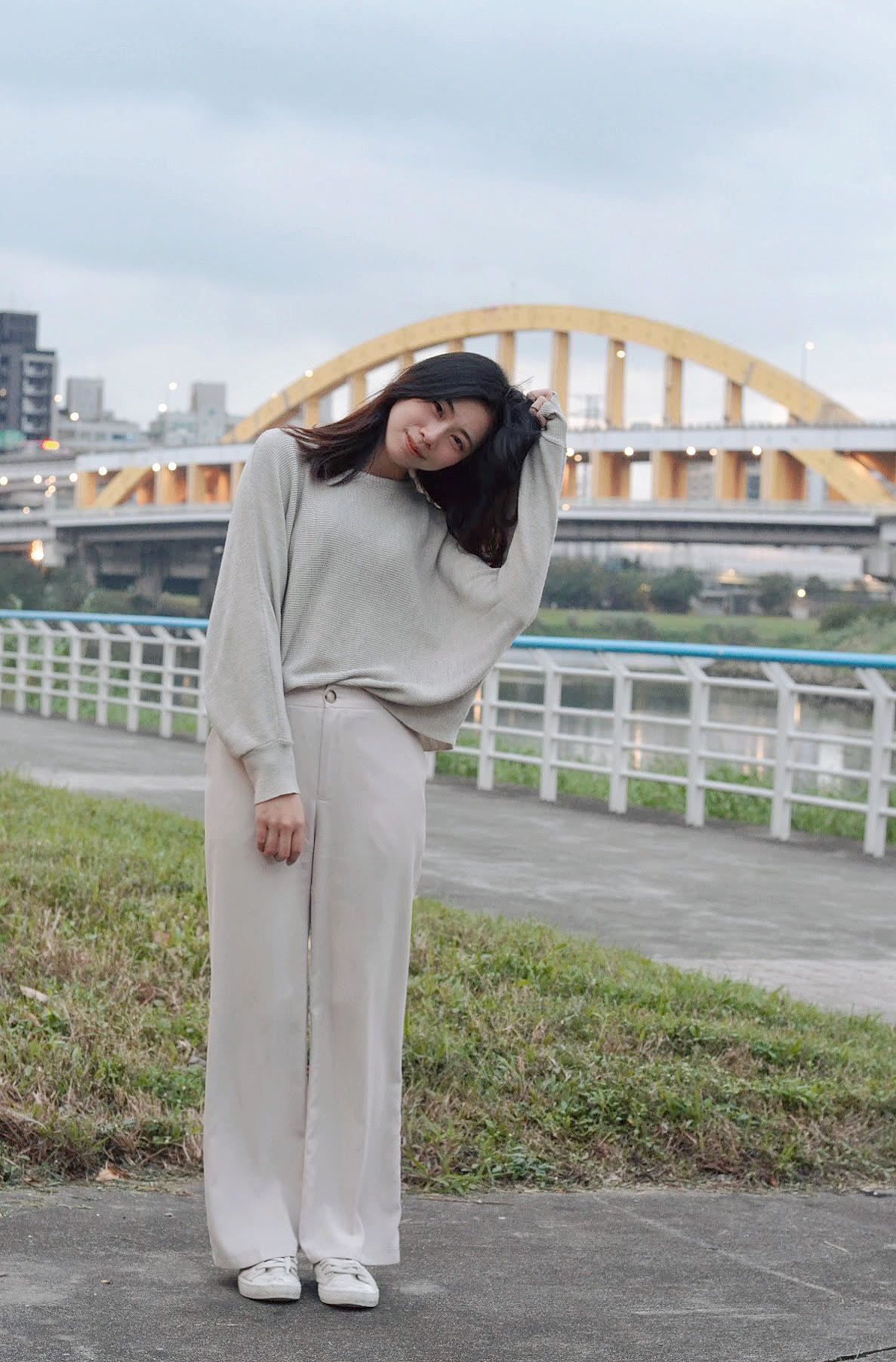 杏色針織衫的休閒穿搭