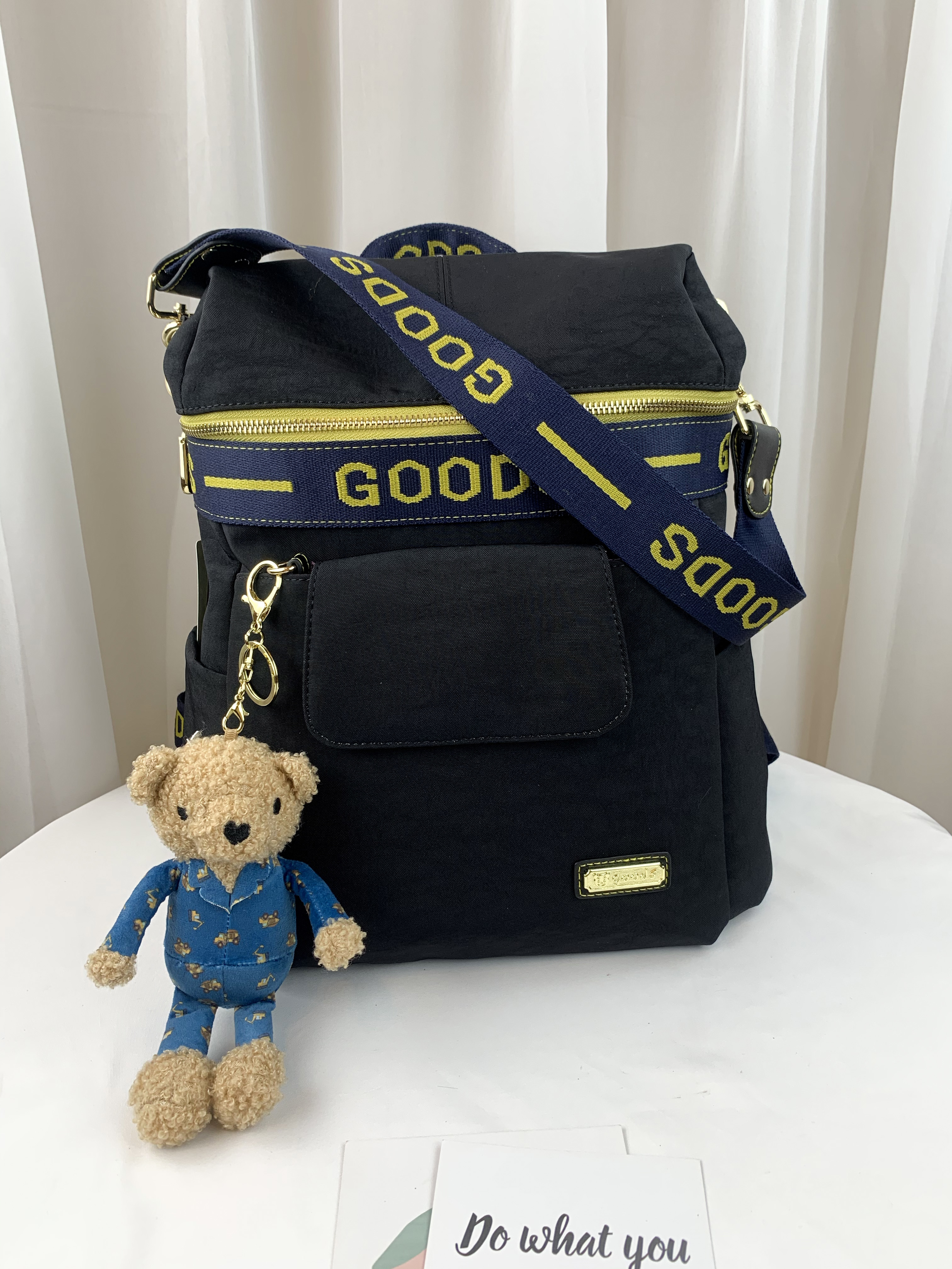 GOODS 織帶黑 拼接黃藍運動風後背包 / 可側背 附小熊吊飾 #2601