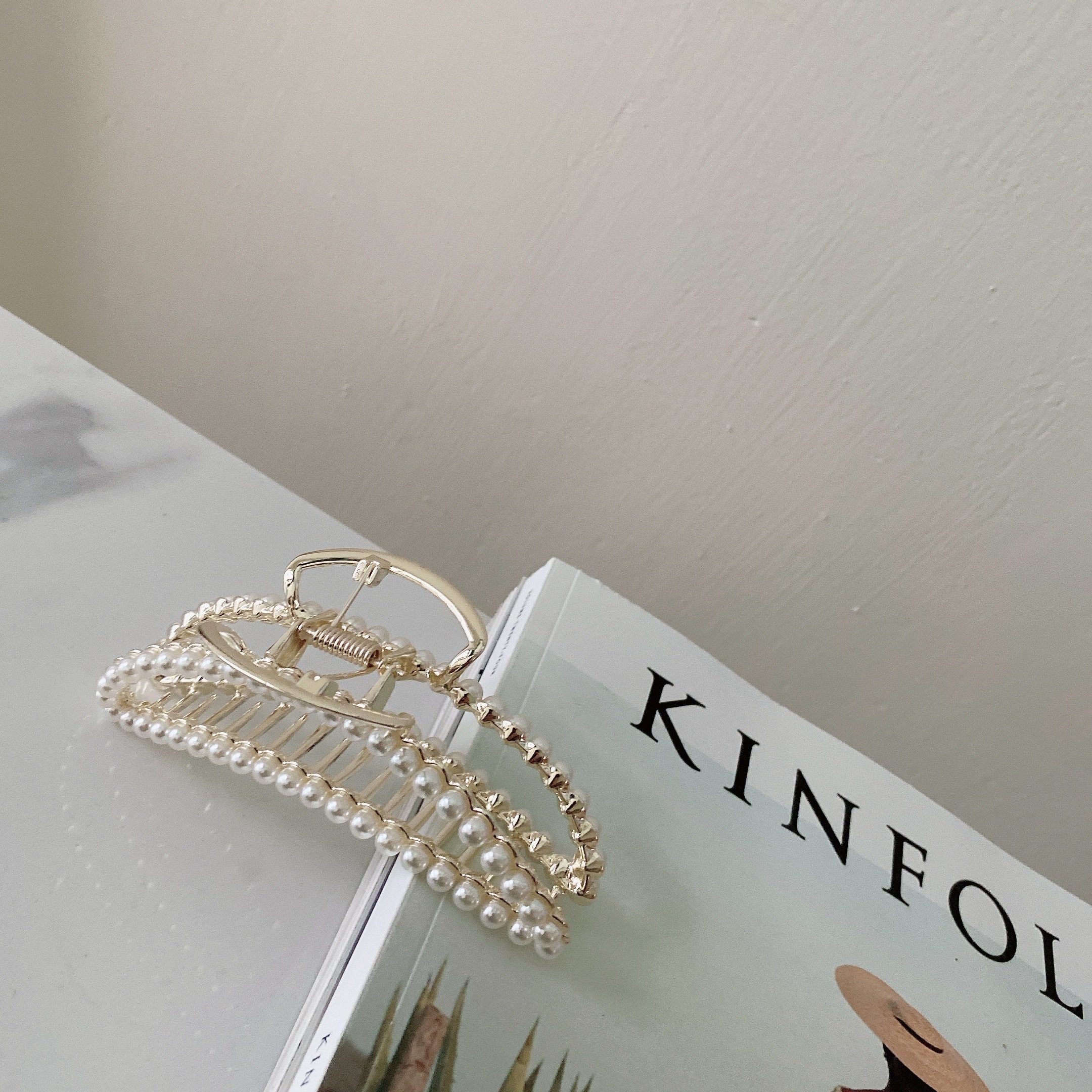 高級份量感超美金邊珍珠鯊魚夾