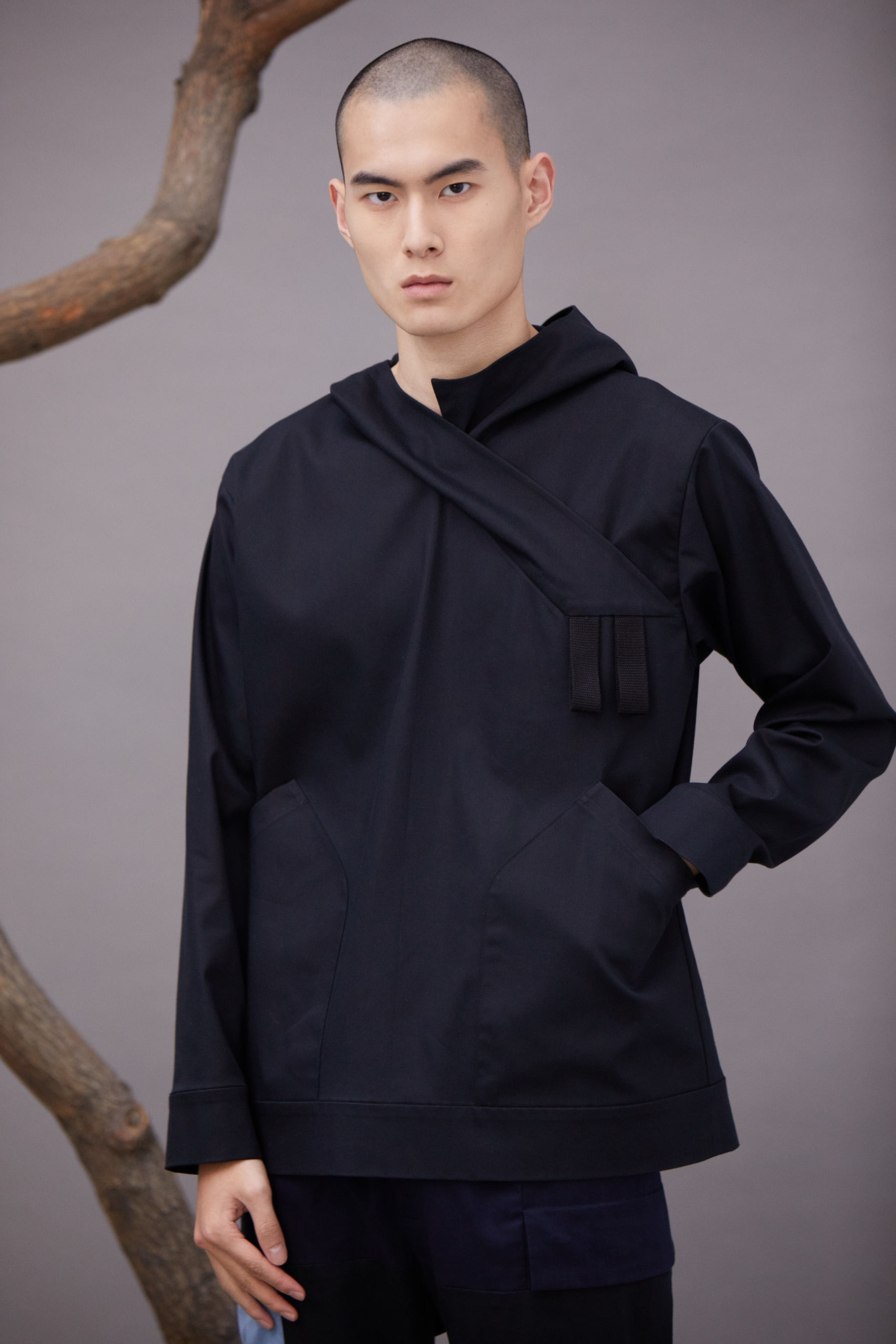 Y領連帽上衣 - 黑