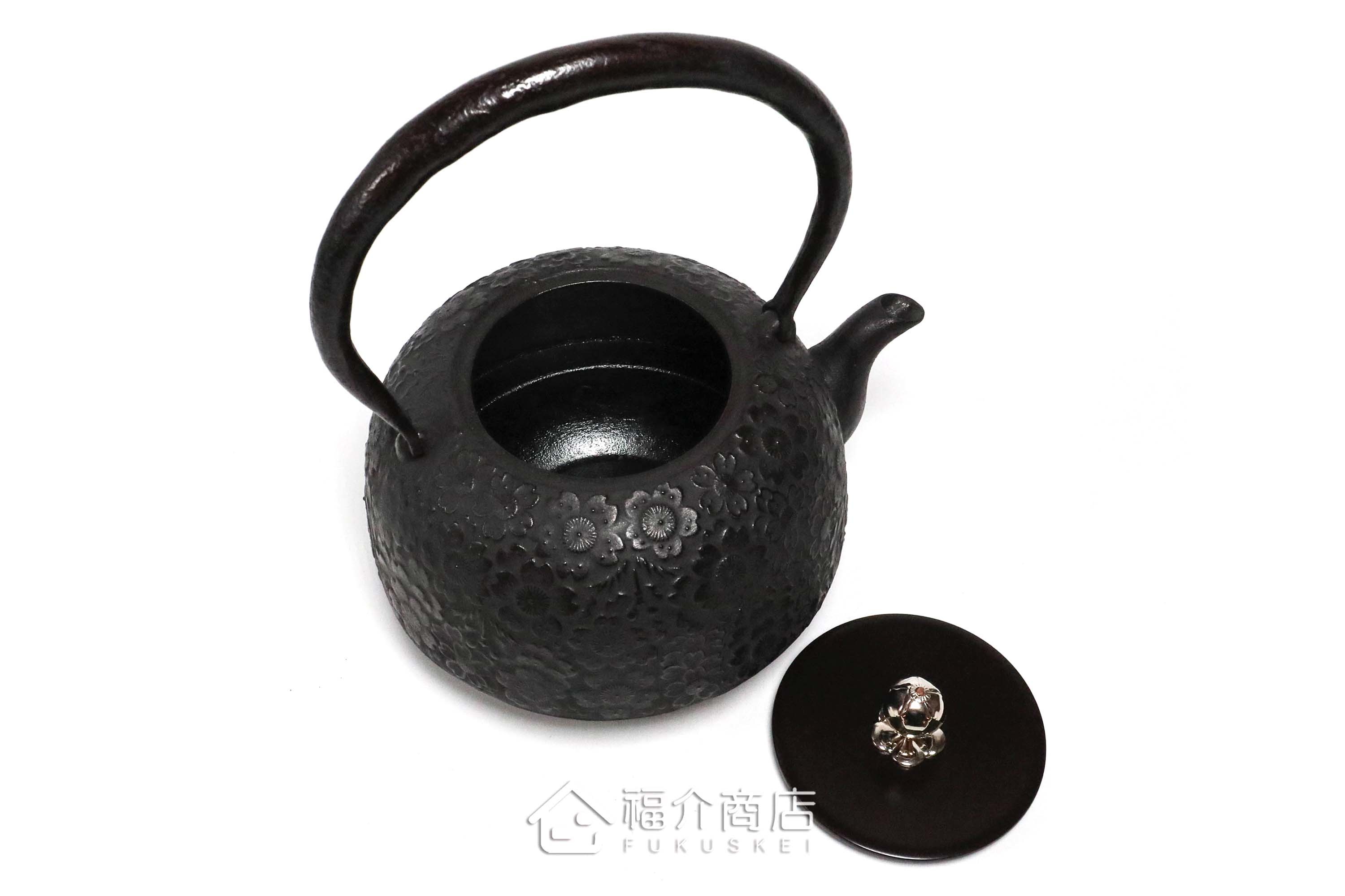 齊峰工房製作的日本鐵壺,壺身設計櫻花紋樣,煮水泡茶用的鐵壺