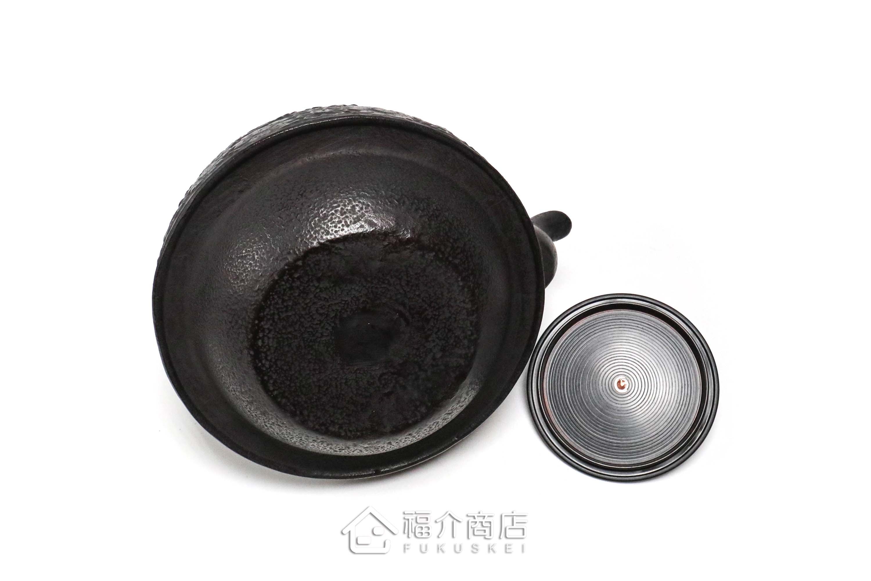 齊峰工房製作的日本鐵壺,壺身設計櫻花紋樣,煮水泡茶用的鐵壺