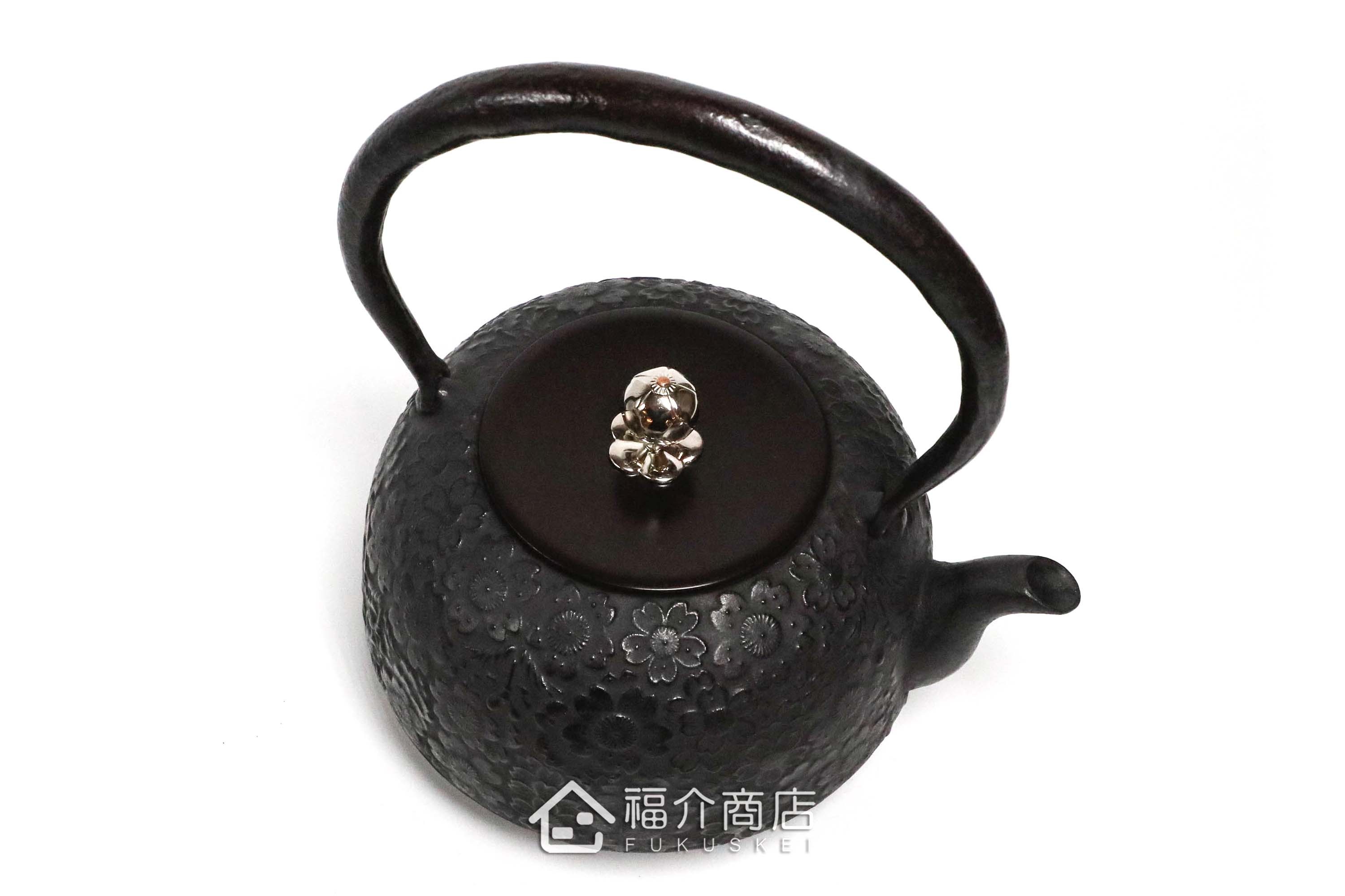 齊峰工房製作的日本鐵壺,壺身設計櫻花紋樣,煮水泡茶用的鐵壺