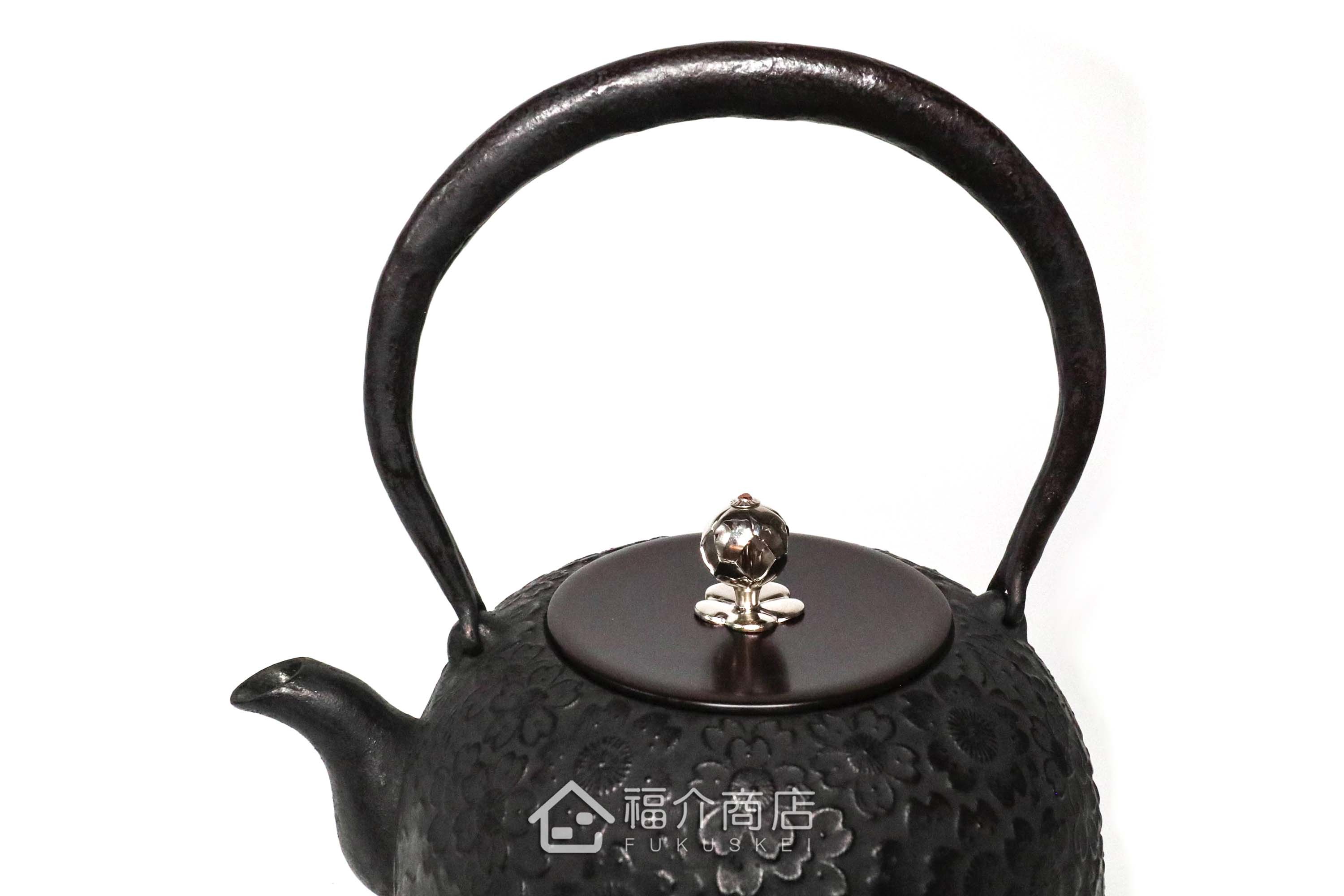 齊峰工房製作的日本鐵壺,壺身設計櫻花紋樣,煮水泡茶用的鐵壺