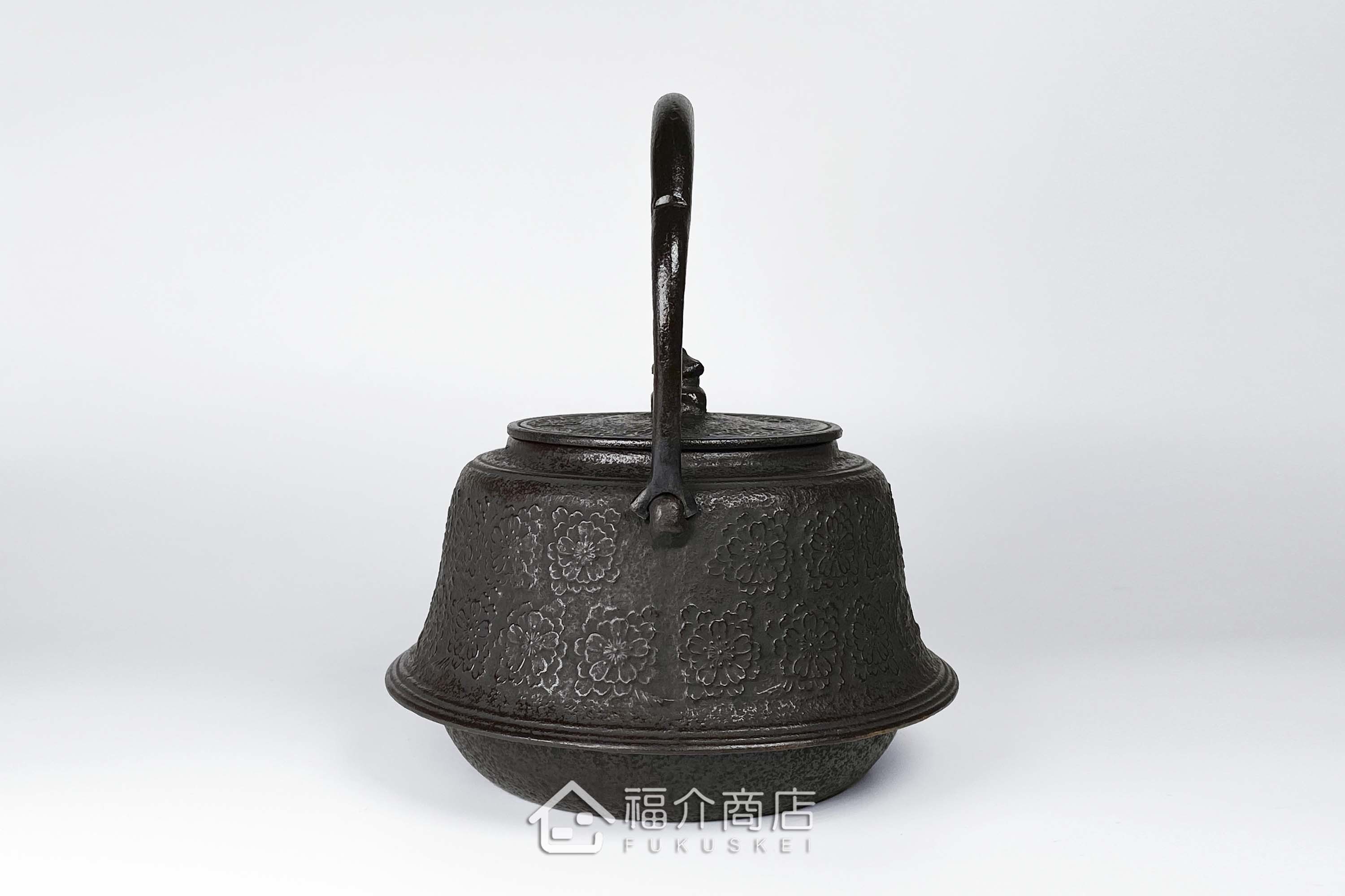 煮水泡茶用的富士型櫻花造型鐵壺