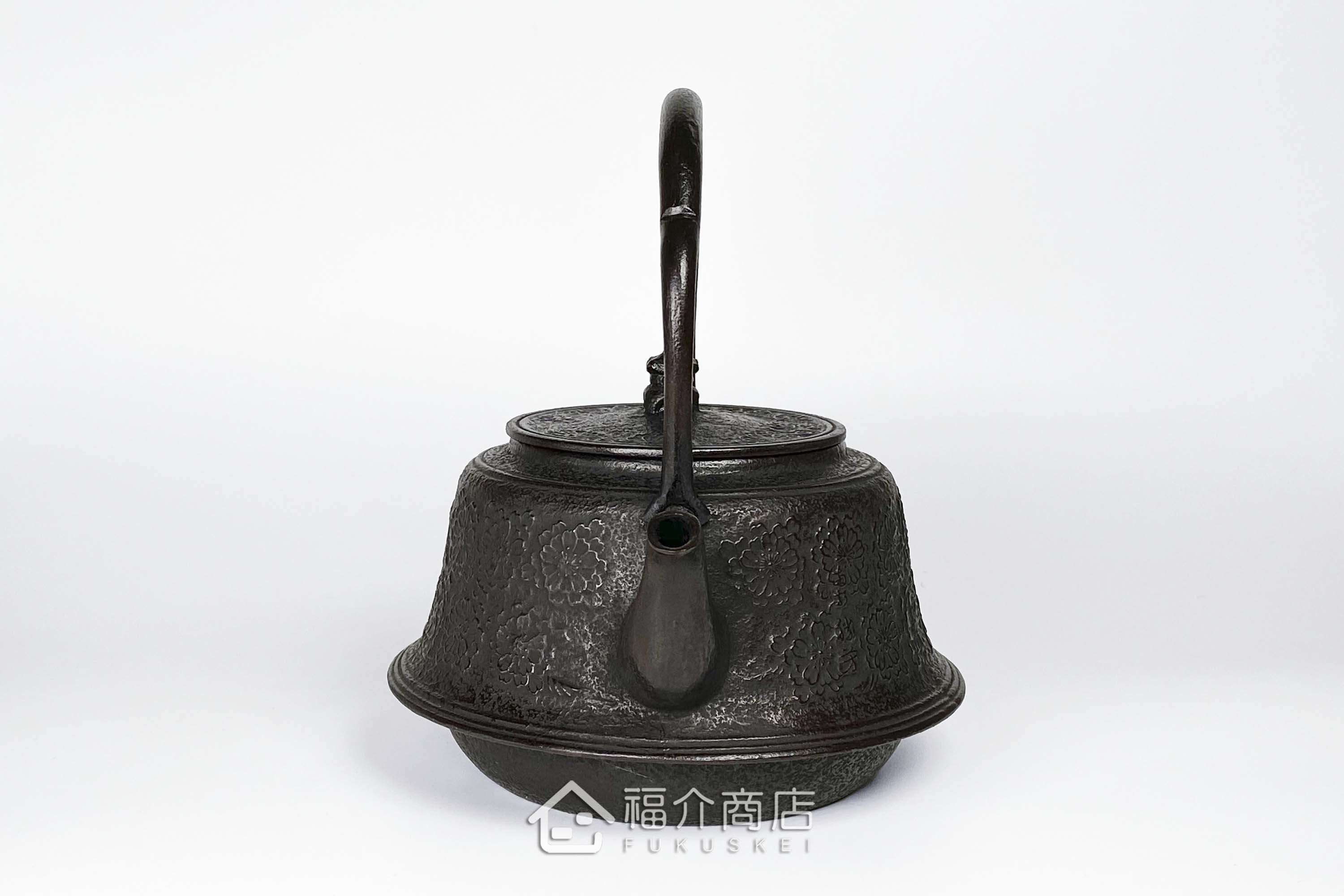 煮水泡茶用的富士型櫻花造型鐵壺