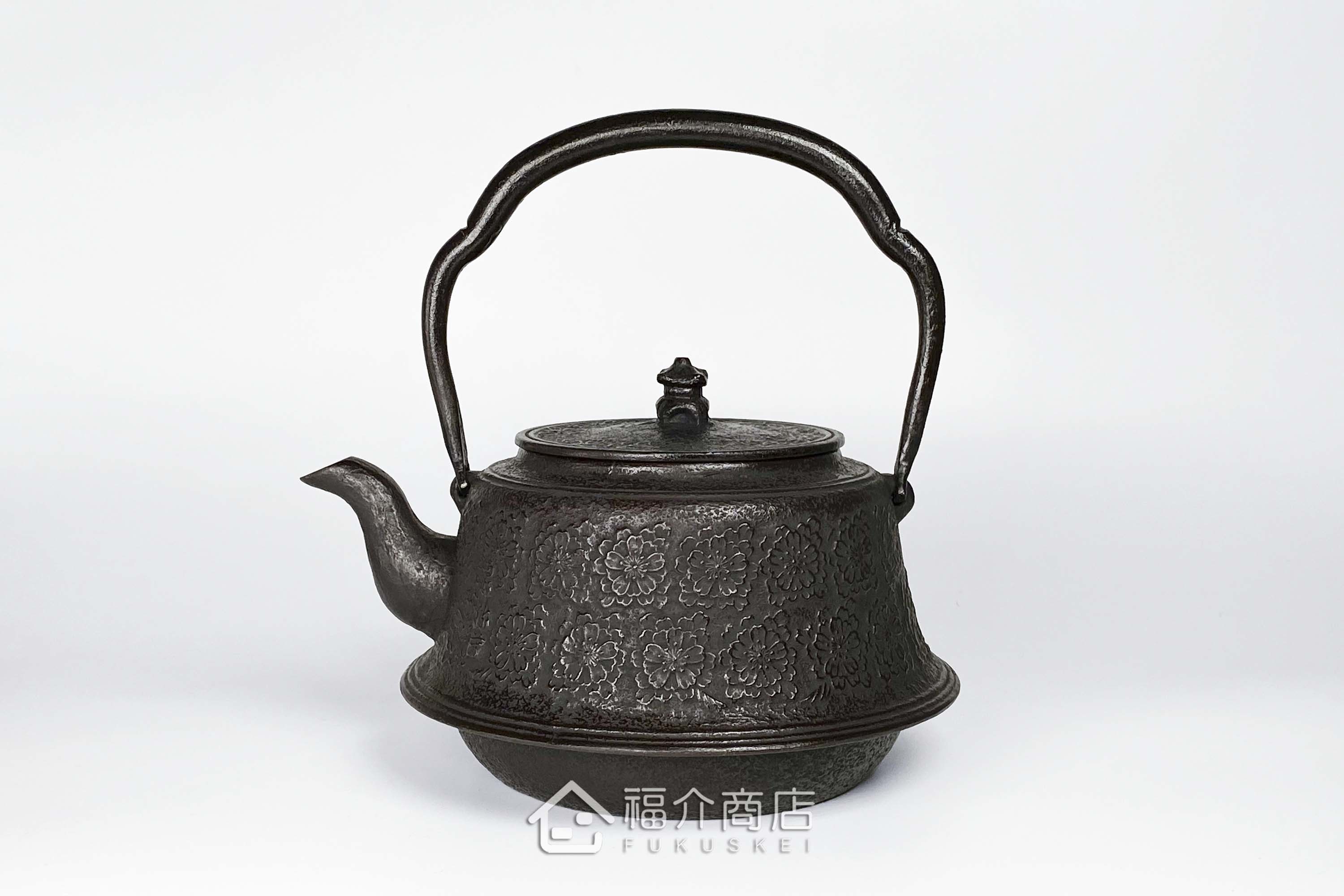 煮水泡茶用的富士型櫻花造型鐵壺