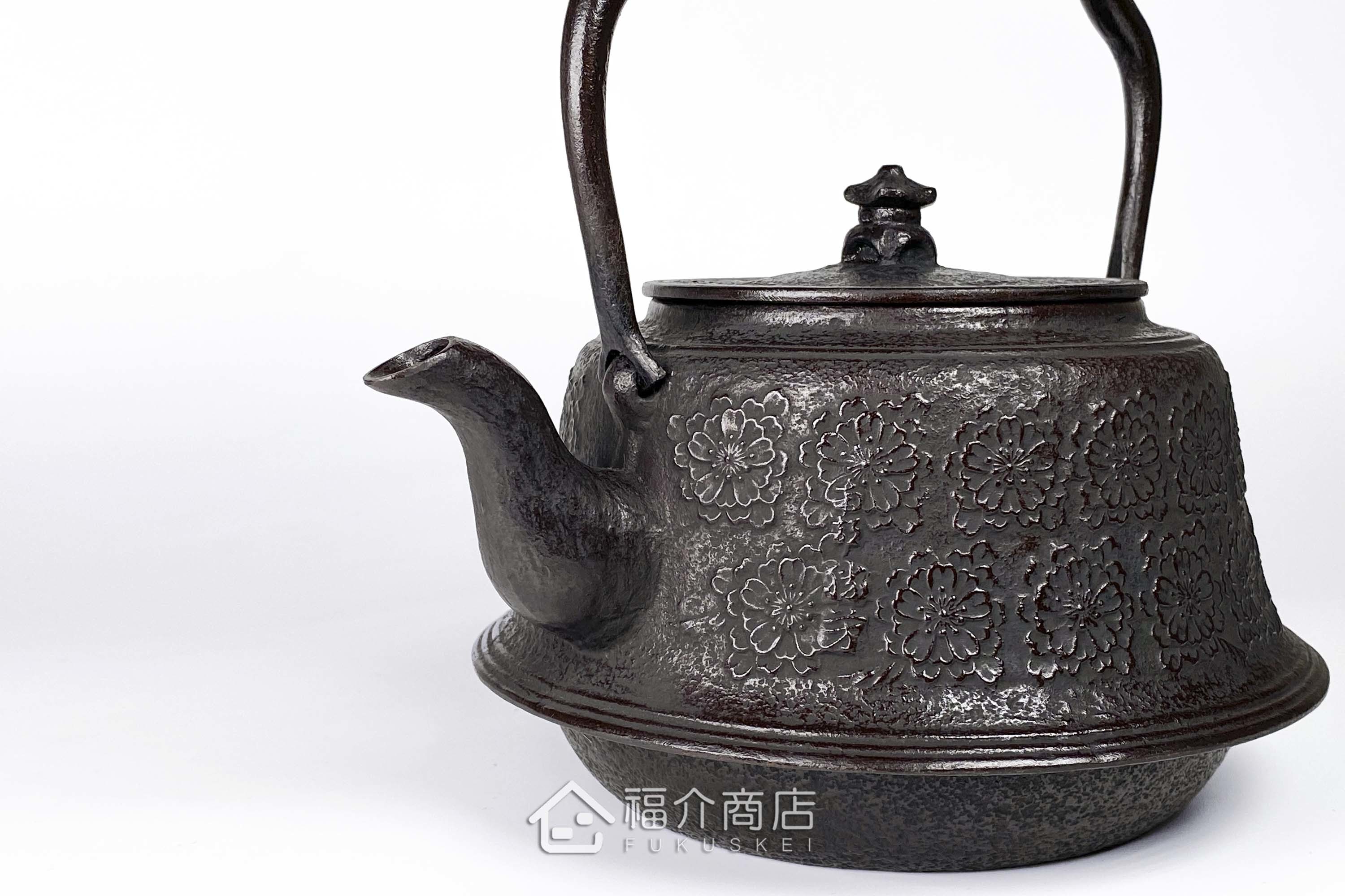煮水泡茶用的富士型櫻花造型鐵壺