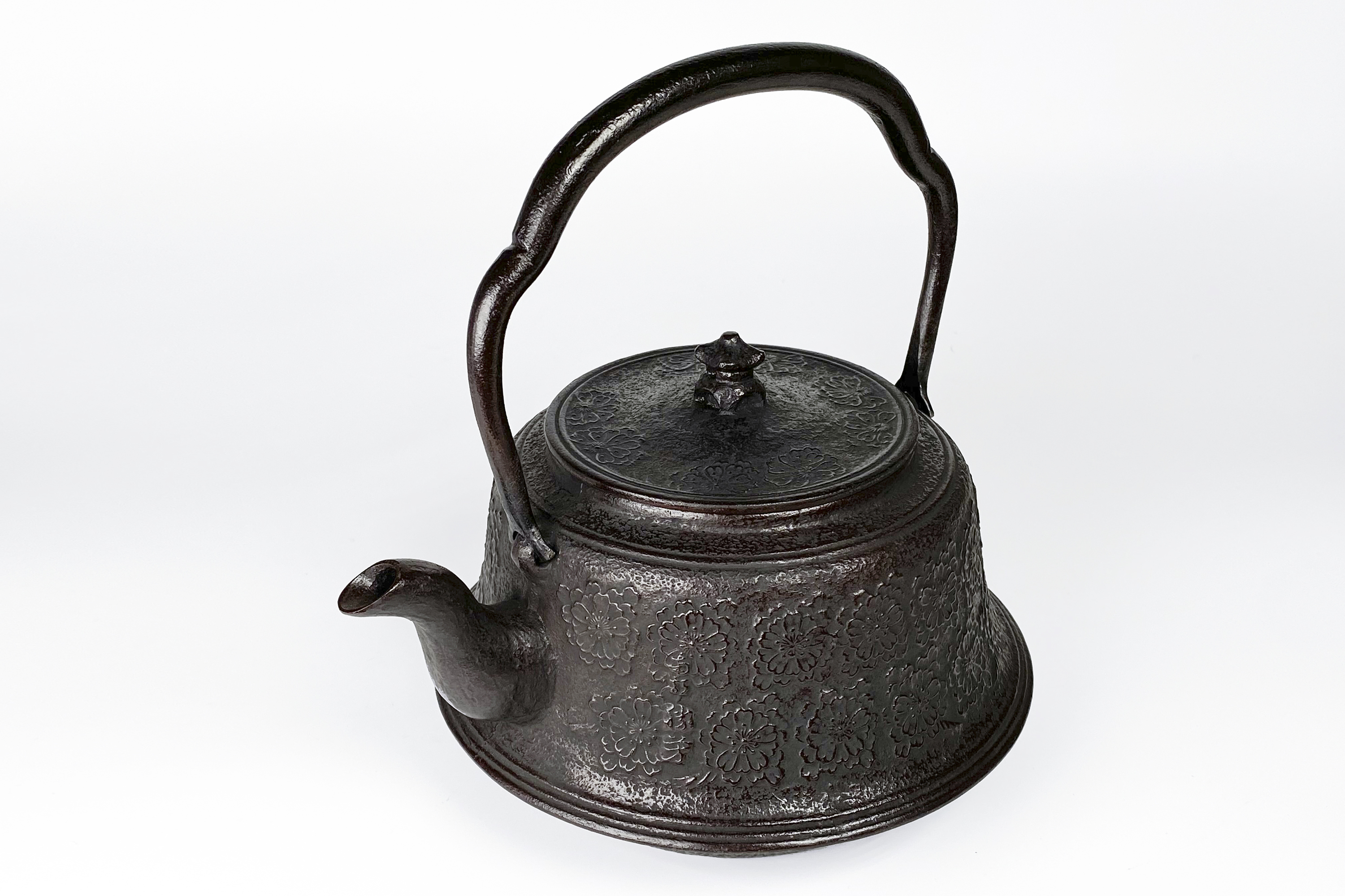 煮水泡茶用的富士型櫻花造型鐵壺