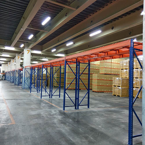 倉儲設備 : 重量型棧板物料架上鋪特殊跨樑(重量型棧板鋼架)