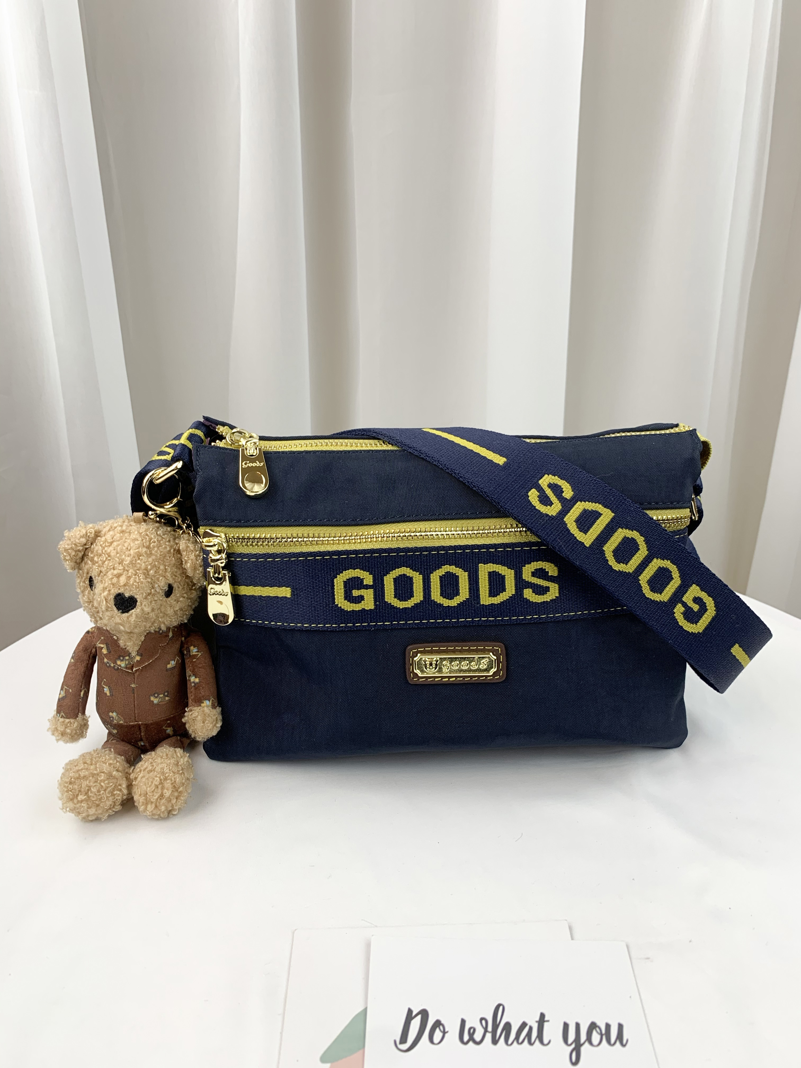 GOODS 織帶黃藍 丹寧防潑水側背包 附小熊吊飾 #2522