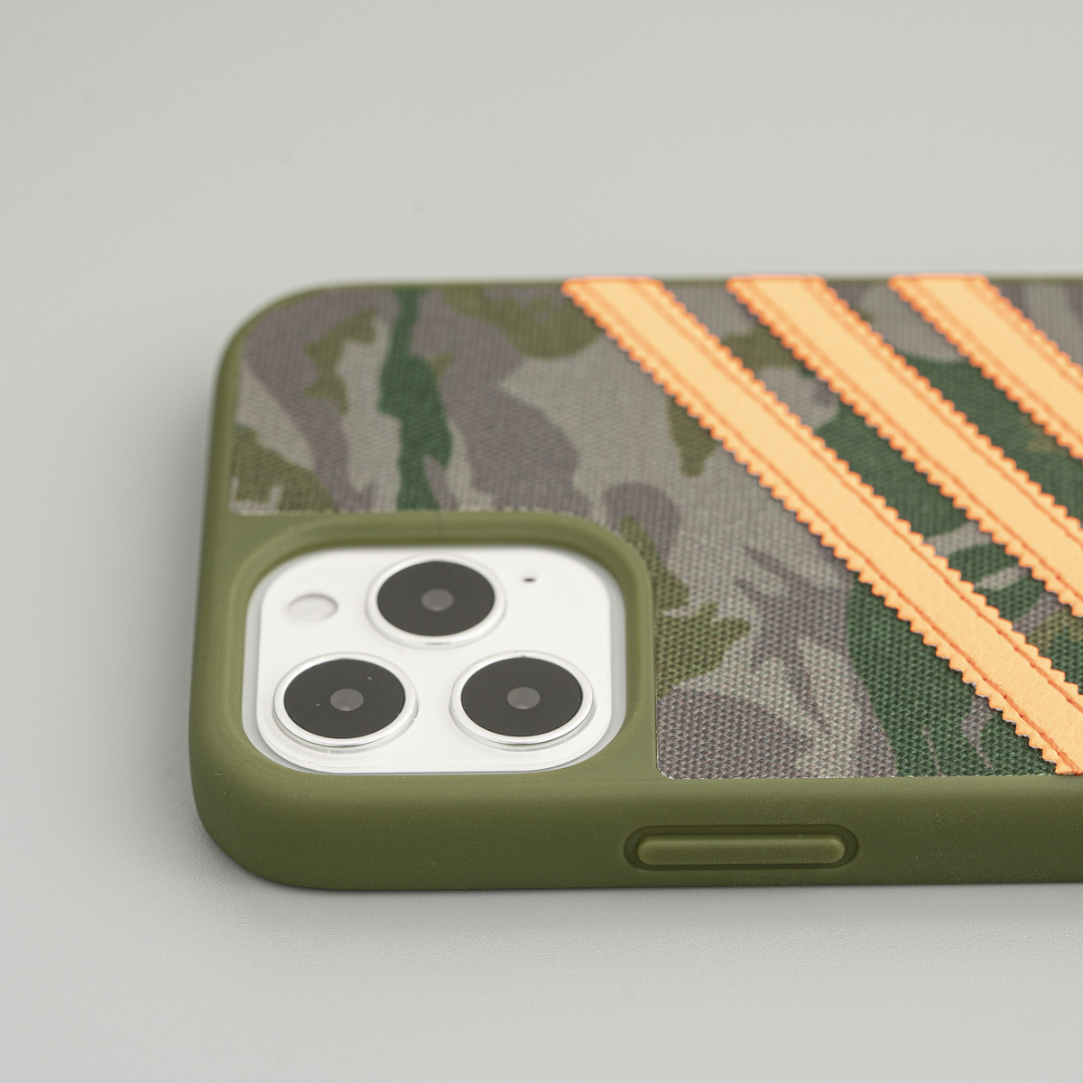 【 adidas iPhone 12/12 PRO 原廠迷彩三條紋手機殼 】