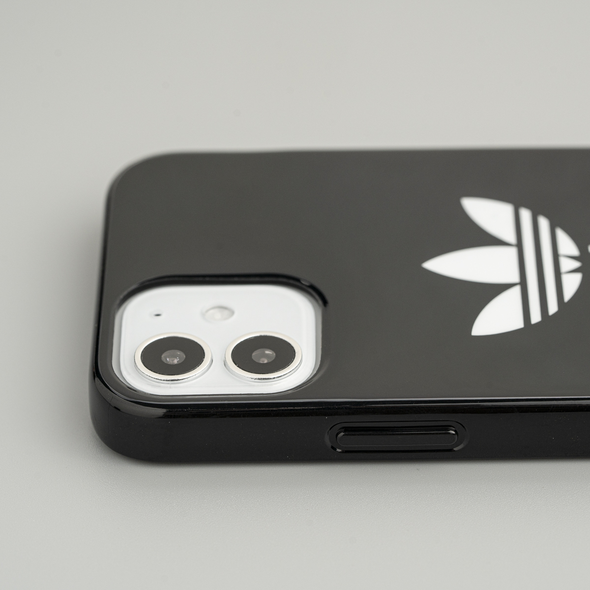 【 adidas iPhone 12 mini 原廠經典亮面三葉草手機殼 - 黑色 】