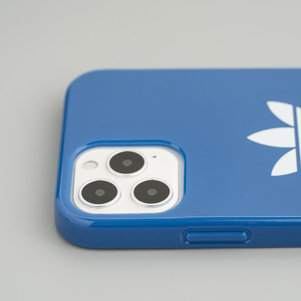 【 adidas iPhone 12/12PRO 原廠經典亮面三葉草手機殼 - 愛迪達藍 】