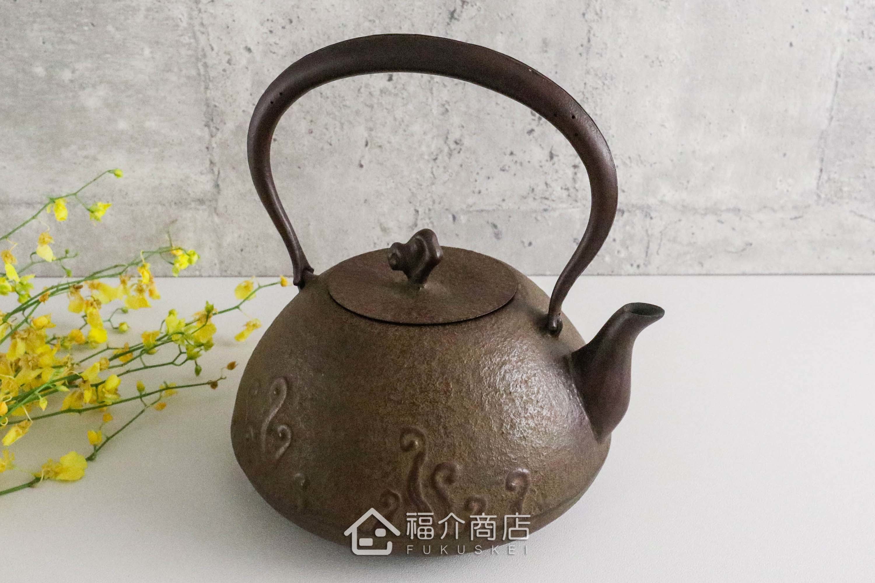 泡茶煮水的咖啡色鐵壺，壺身有花紋