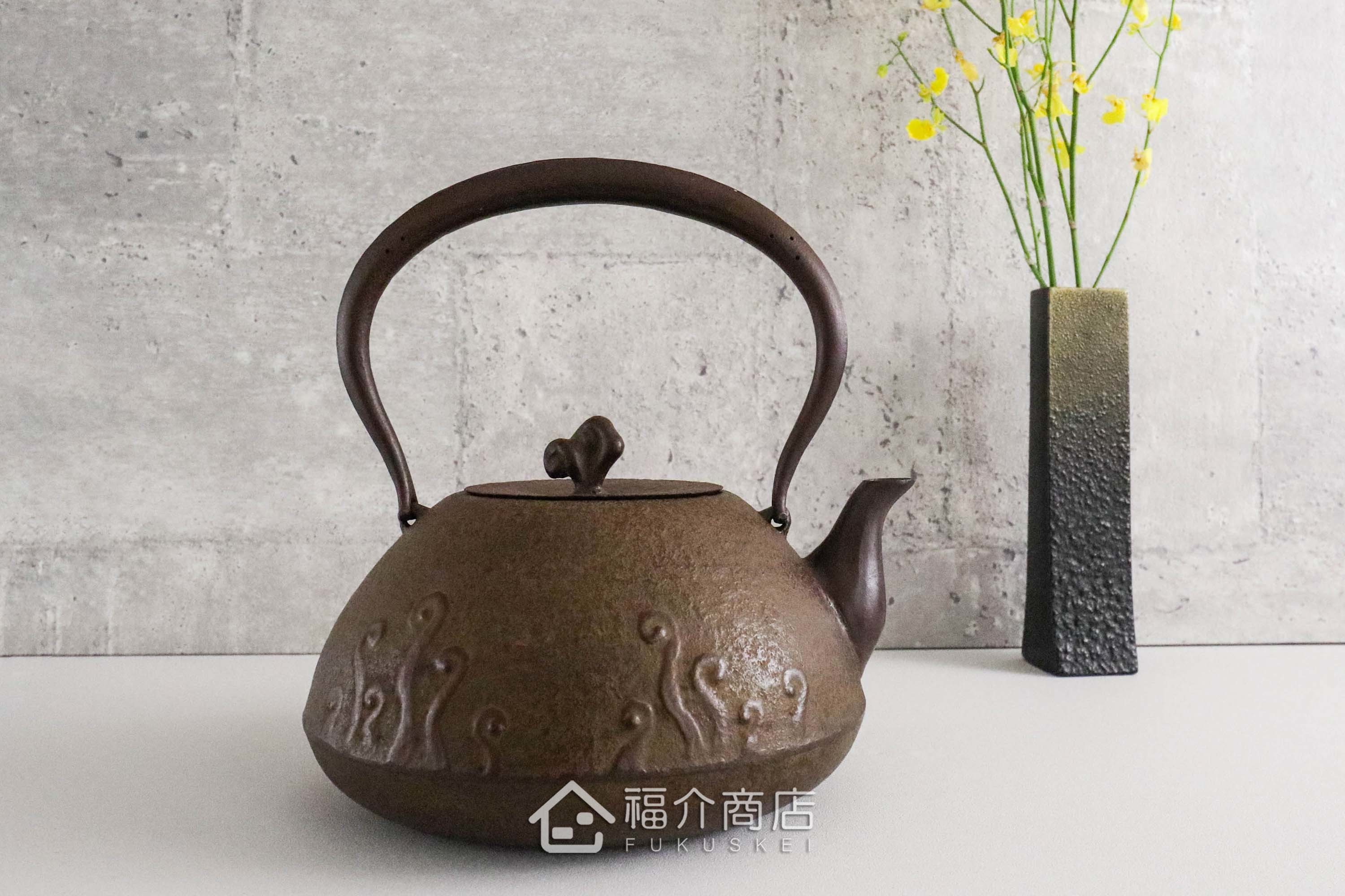 泡茶煮水的咖啡色鐵壺，壺身有花紋
